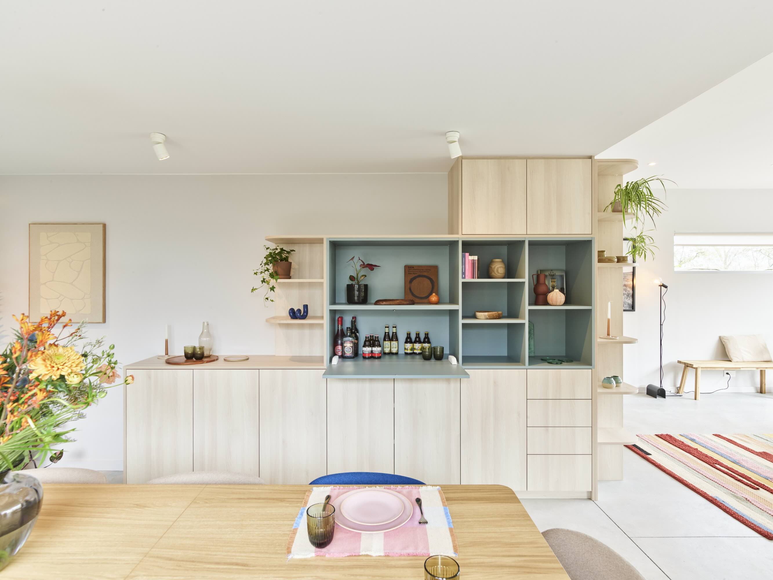 Houten meubels en ribfluwelen gordijnen villa Nazareth - PIET Moodshop