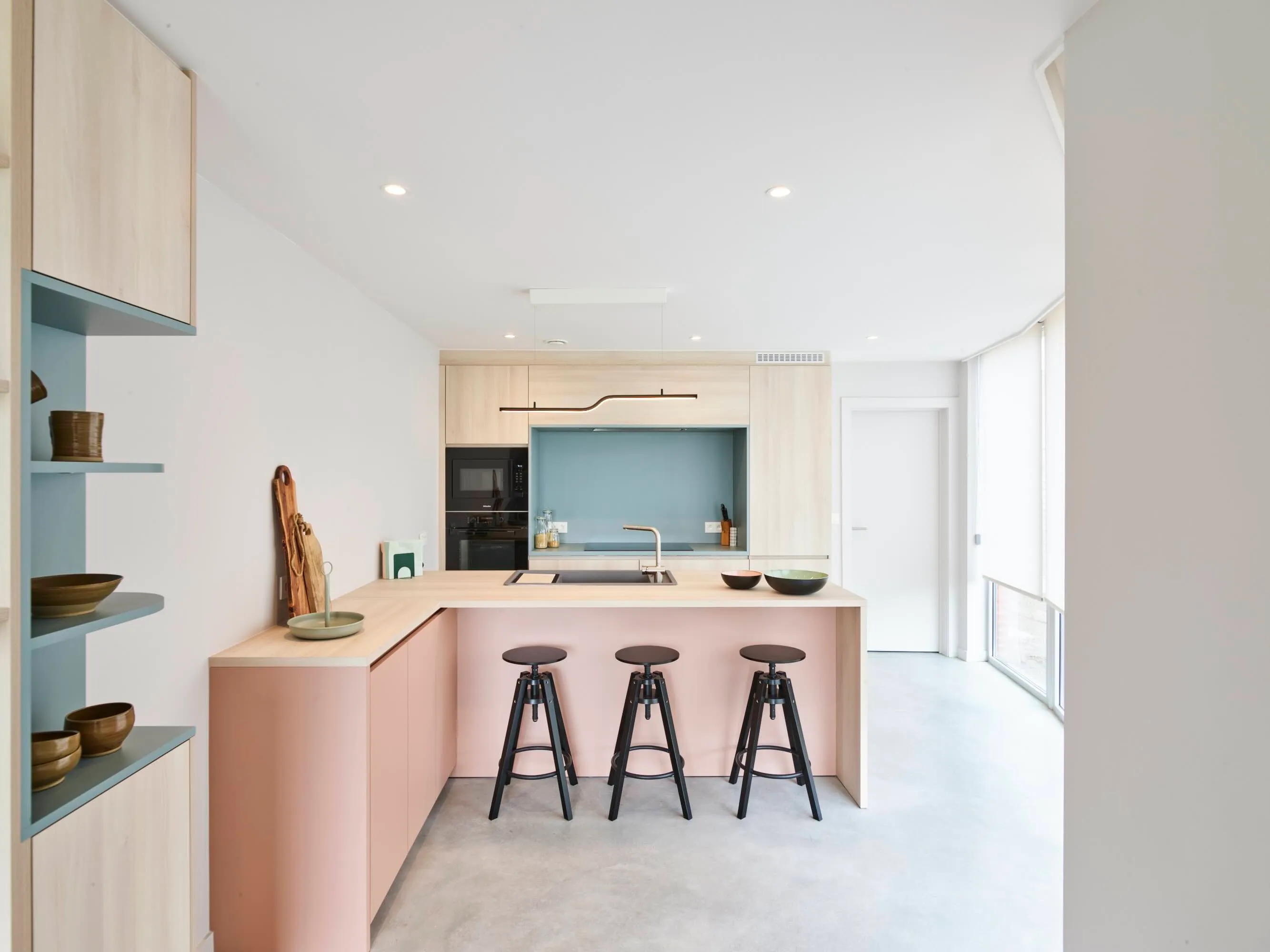 Slaapkamer villa Nazareth, zachte tinten en textuur - PIET Moodshop