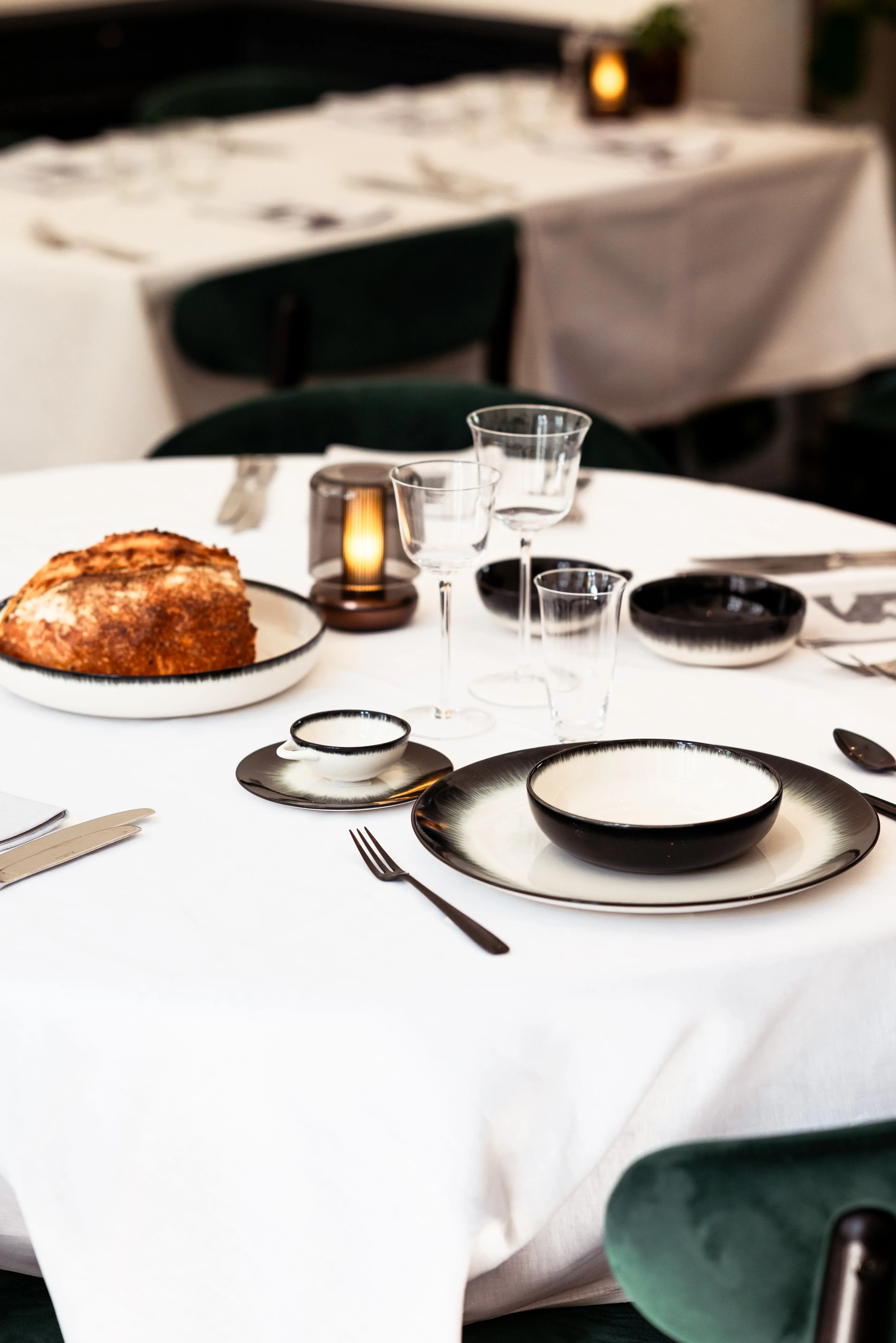 Interieur restaurant Faim Fatale Gent, warme sfeerverlichting - PIET Moodshop