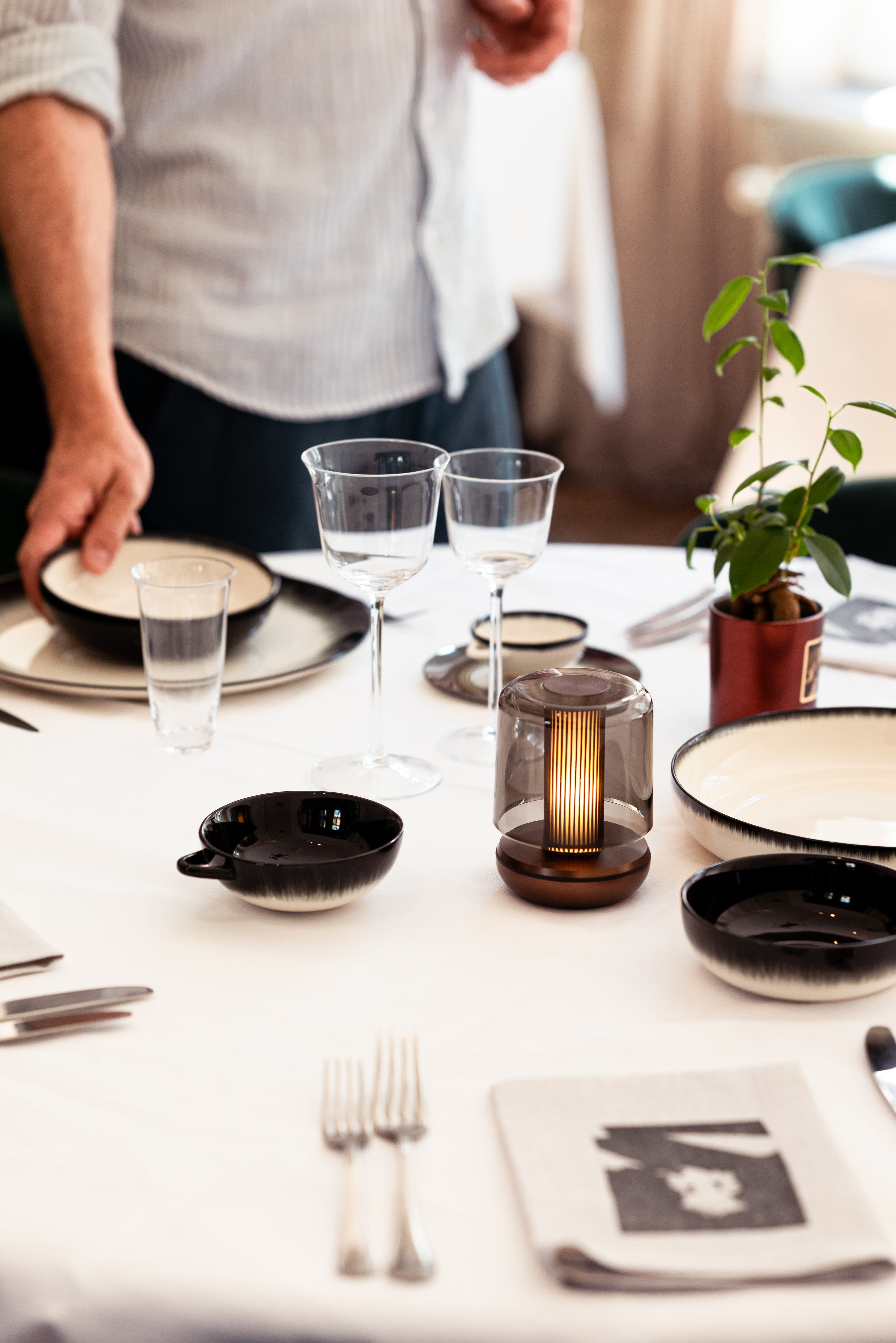 Tafeldecoratie restaurant Faim Fatale Gent, servies Ann Demeulemeester - PIET Moodshop