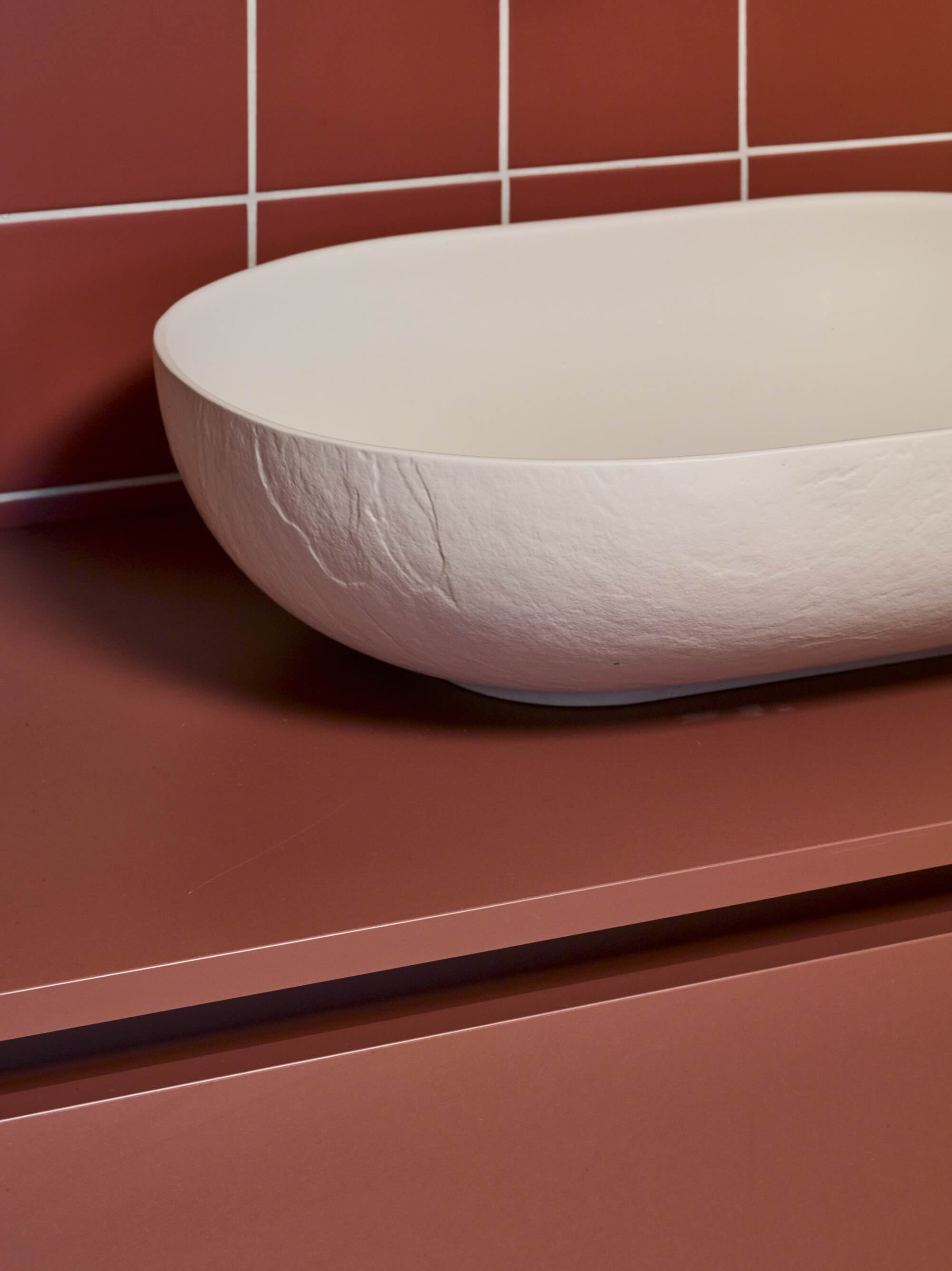 Eclectische living rijwoning Heule, warm retro kleurenpalet - PIET Moodshop