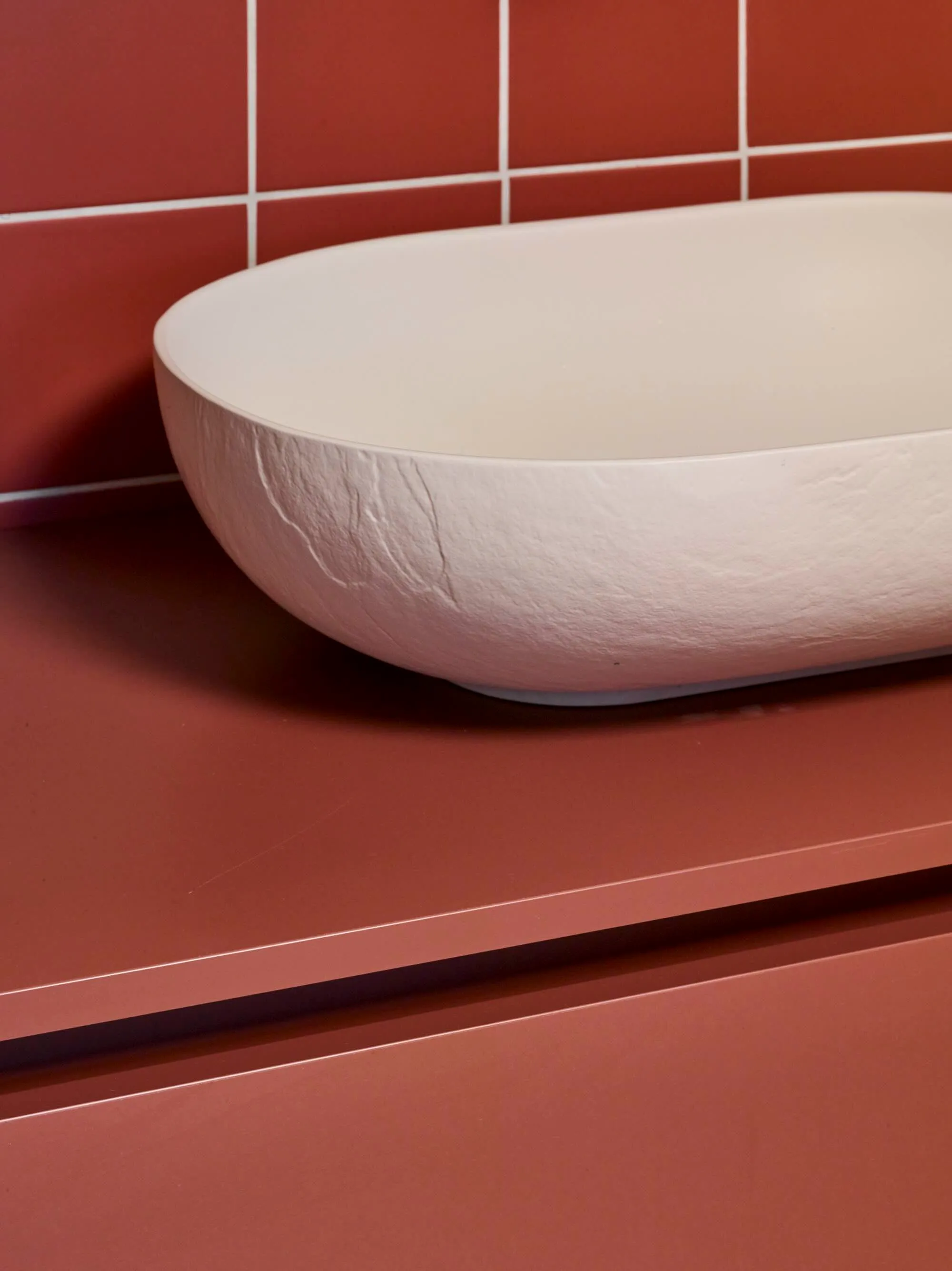 Eclectische living rijwoning Heule, warm retro kleurenpalet - PIET Moodshop