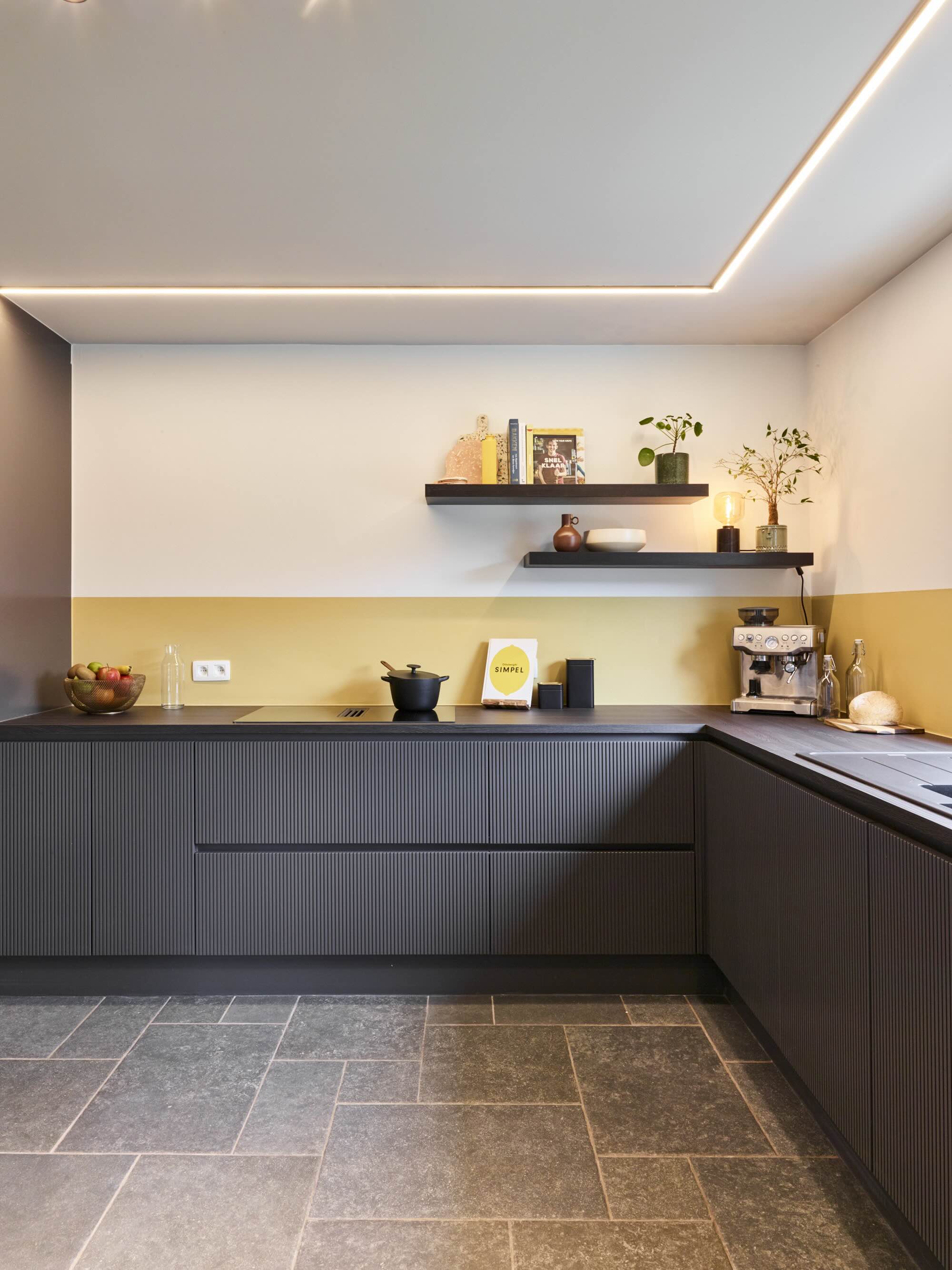 Buitenzicht rijwoning Heule Blind Gekocht na volledige make-over - PIET Moodshop