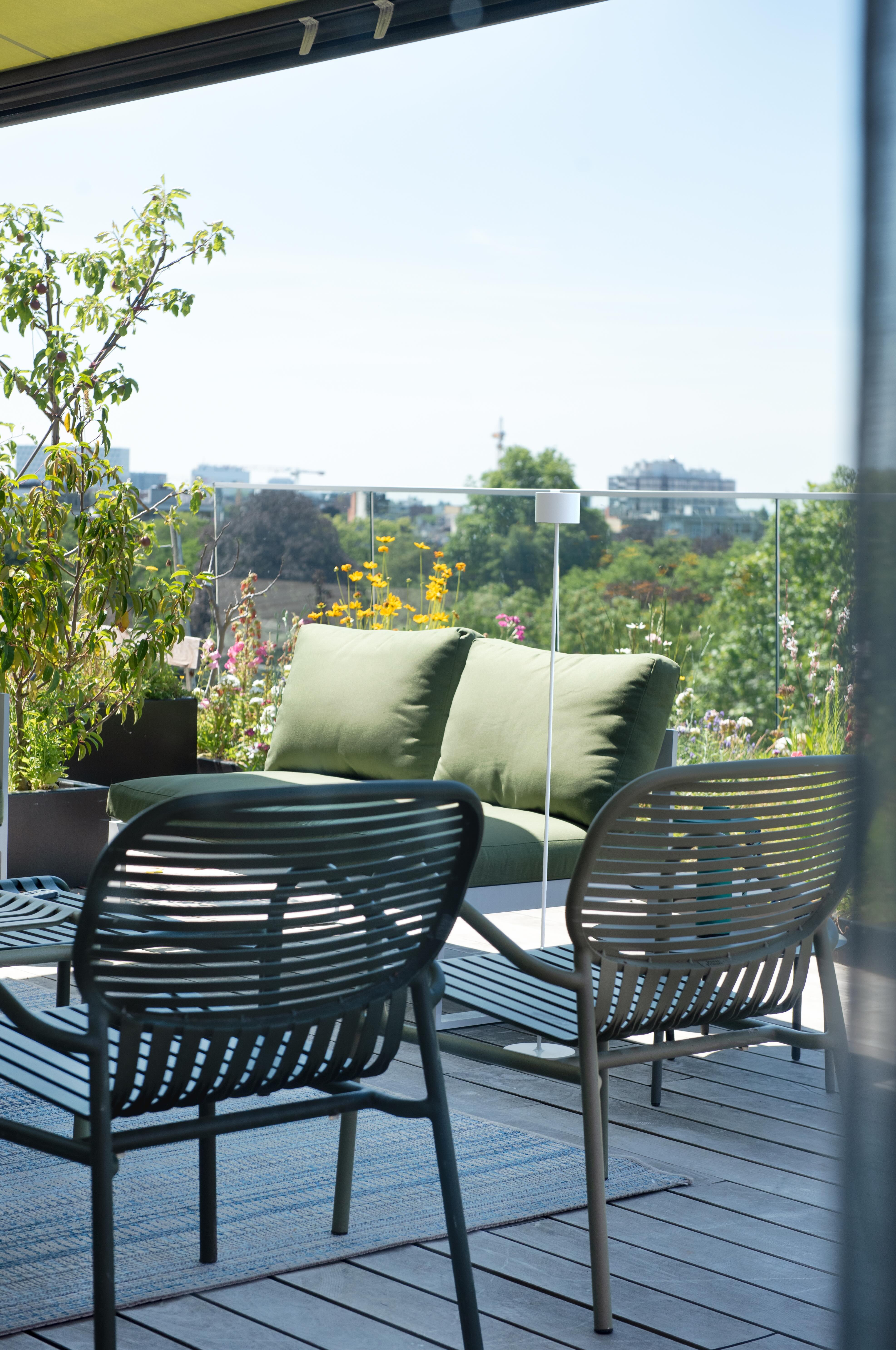 Loungehoek dakterras Antwerpen, ontspannen luxe boven het park - PIET Moodshop