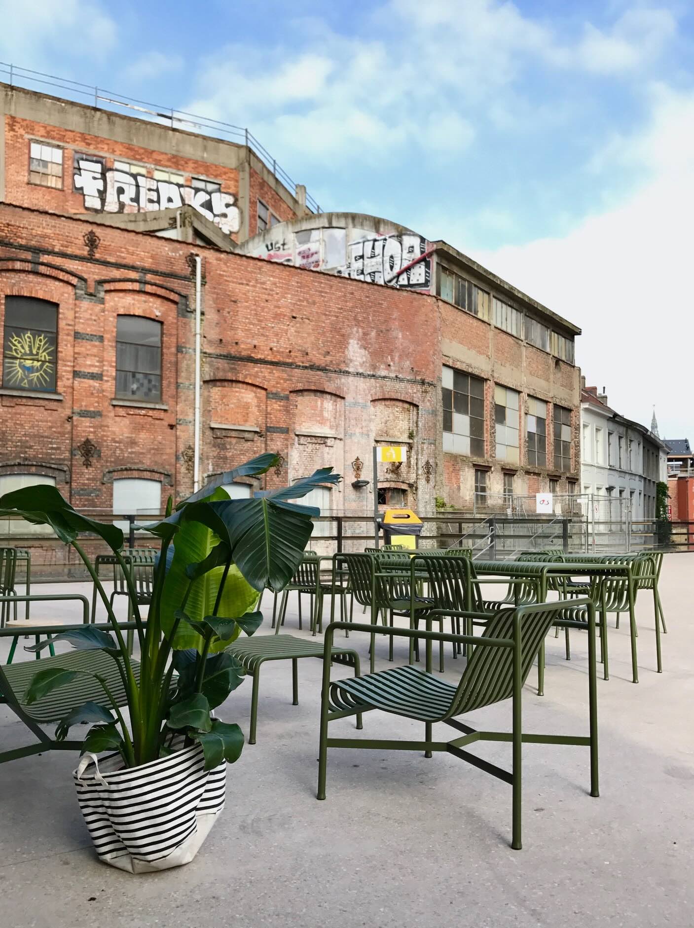 Terras SOEP+ Gent met Palissade stoelen, stedelijke sfeer - PIET Moodshop
