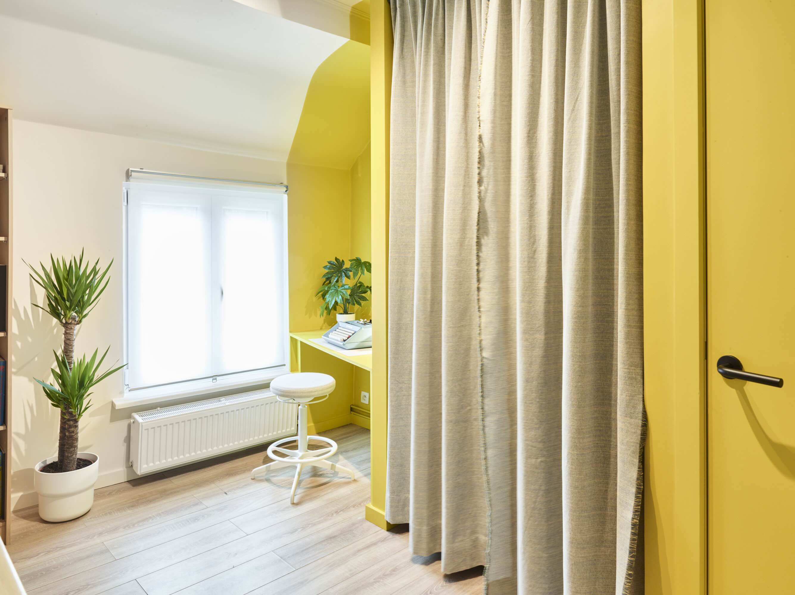 Inkomhal stadswoning Heverlee, speelse dynamiek door kleur - PIET Moodshop