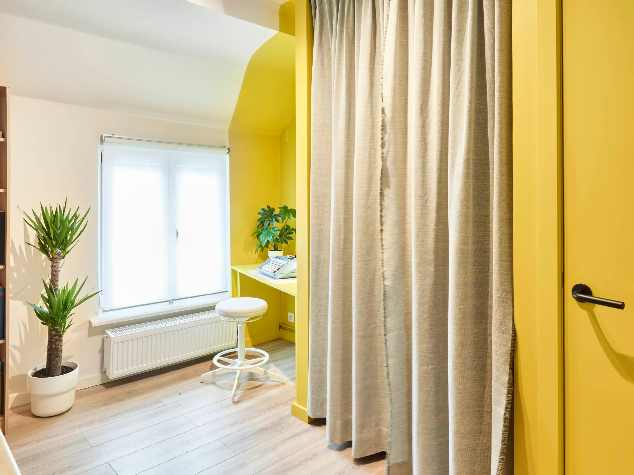 Inkomhal stadswoning Heverlee, speelse dynamiek door kleur - PIET Moodshop
