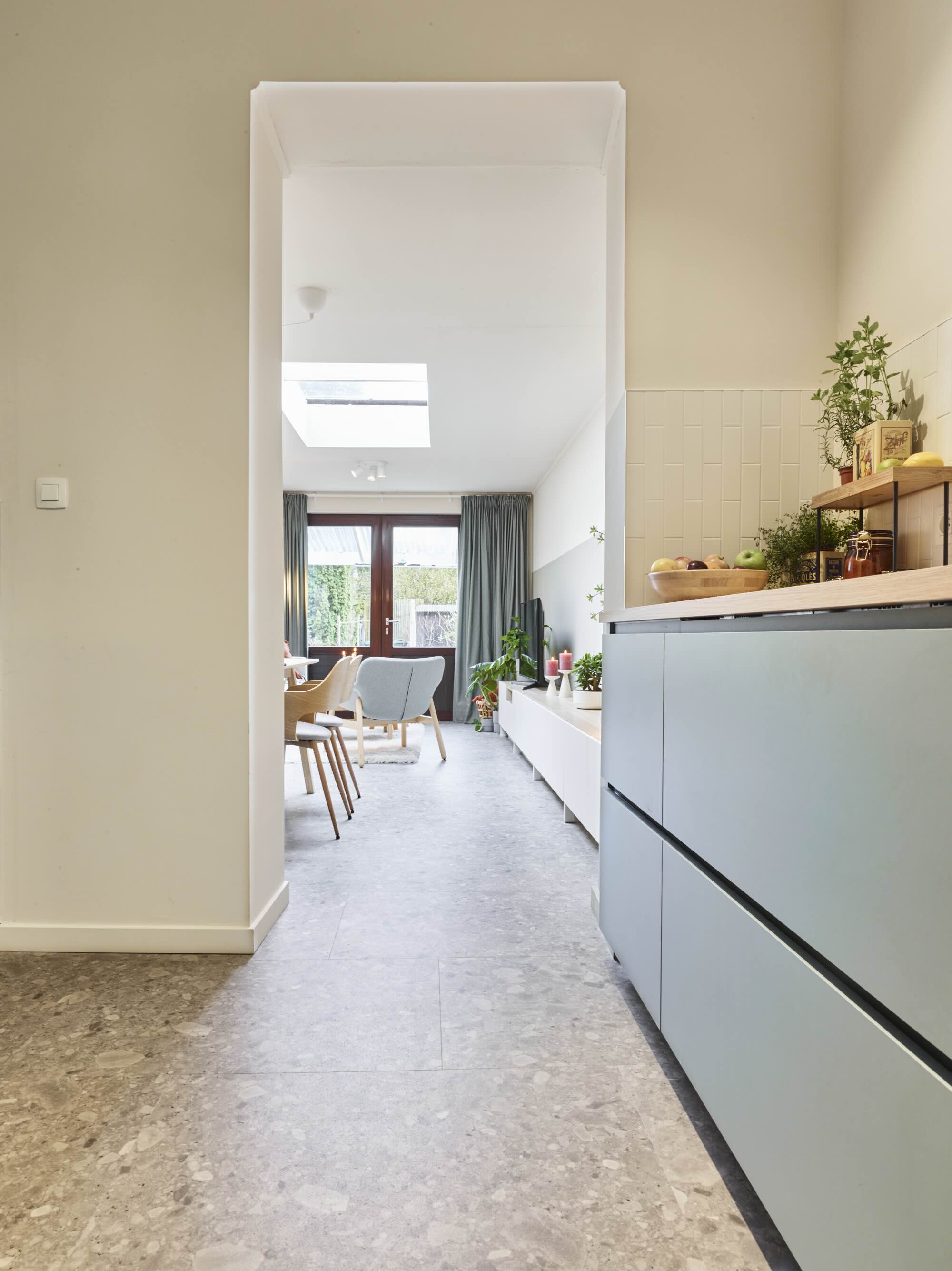 Slaapkamer stadswoning Heverlee, rustige sfeer en lambrisering - PIET Moodshop