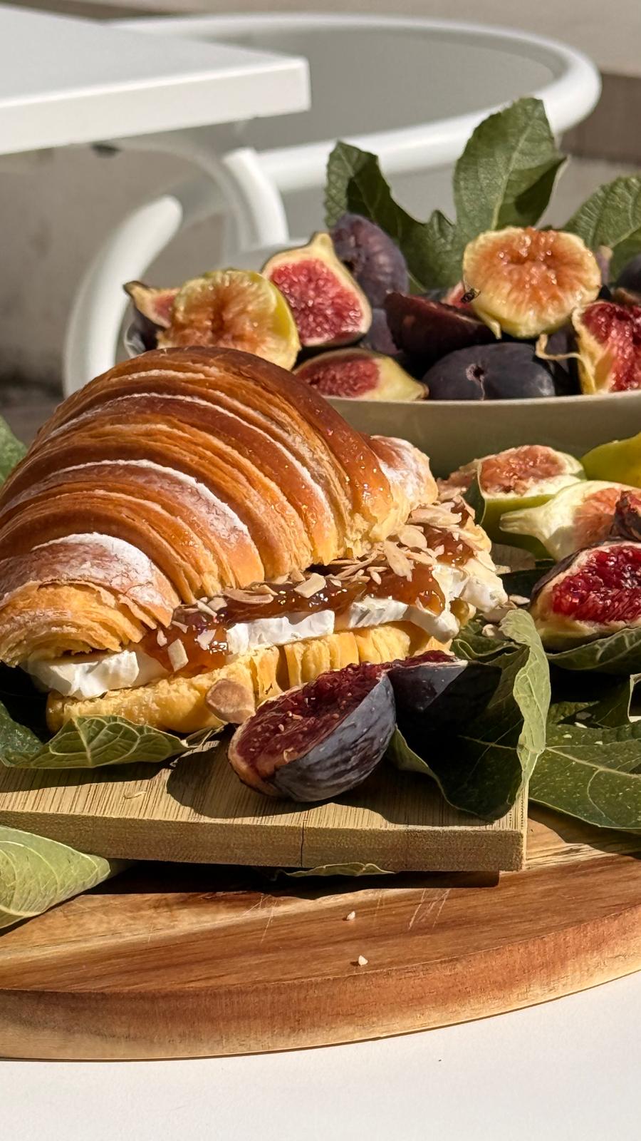 Croissant de presunto e rúcula