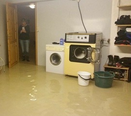 <p>OVERSVØMT: Slik så det ut etter at 500 liter fyringsolje ble fylt inn i eneboligen i Lier.</p>