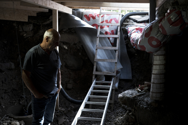 <p>MARINERT: Fyringsoljen som feilaktig fylt i huset har trukket inn i grunnen. Svein Fuglerud inspiserer skadene.</p>