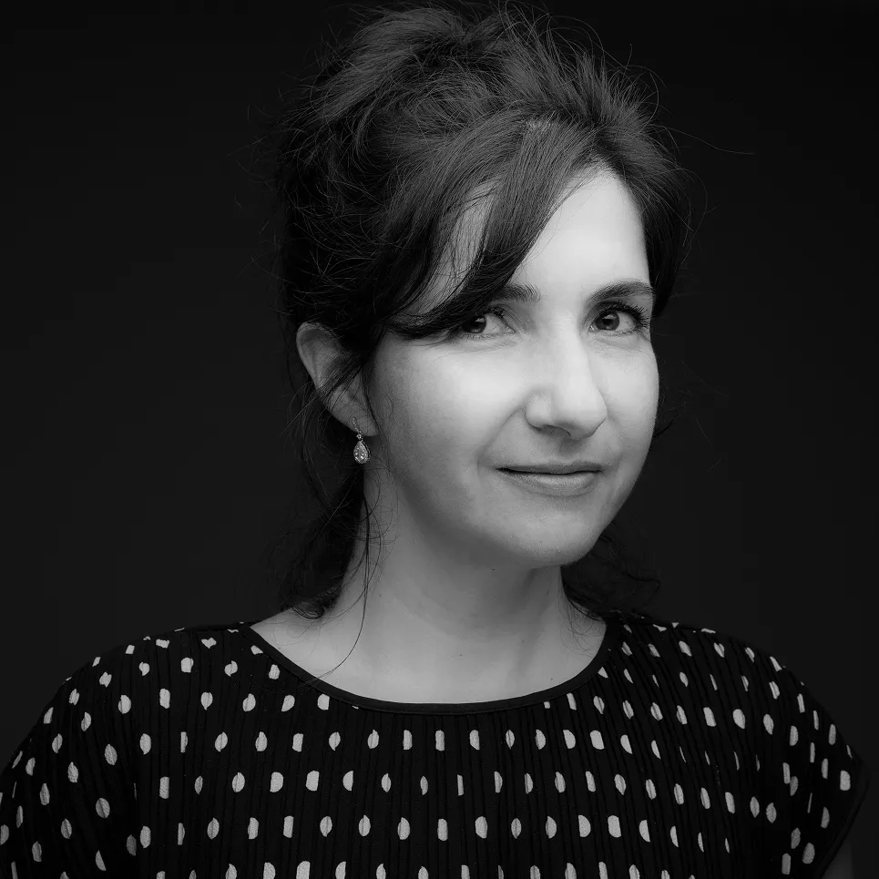 Femme portant un haut à pois noirs et blancs.