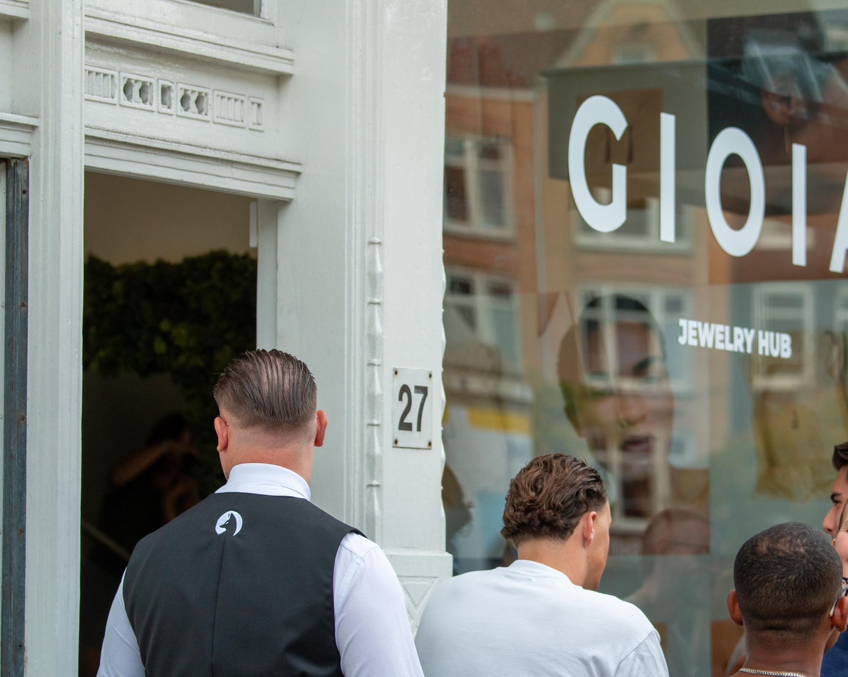 SILVR Security beveiliger in uniform tijdens bewakingsdienst