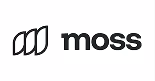 Moss Firmenlogo in Schwarz mit stilisierten Blättchen links.