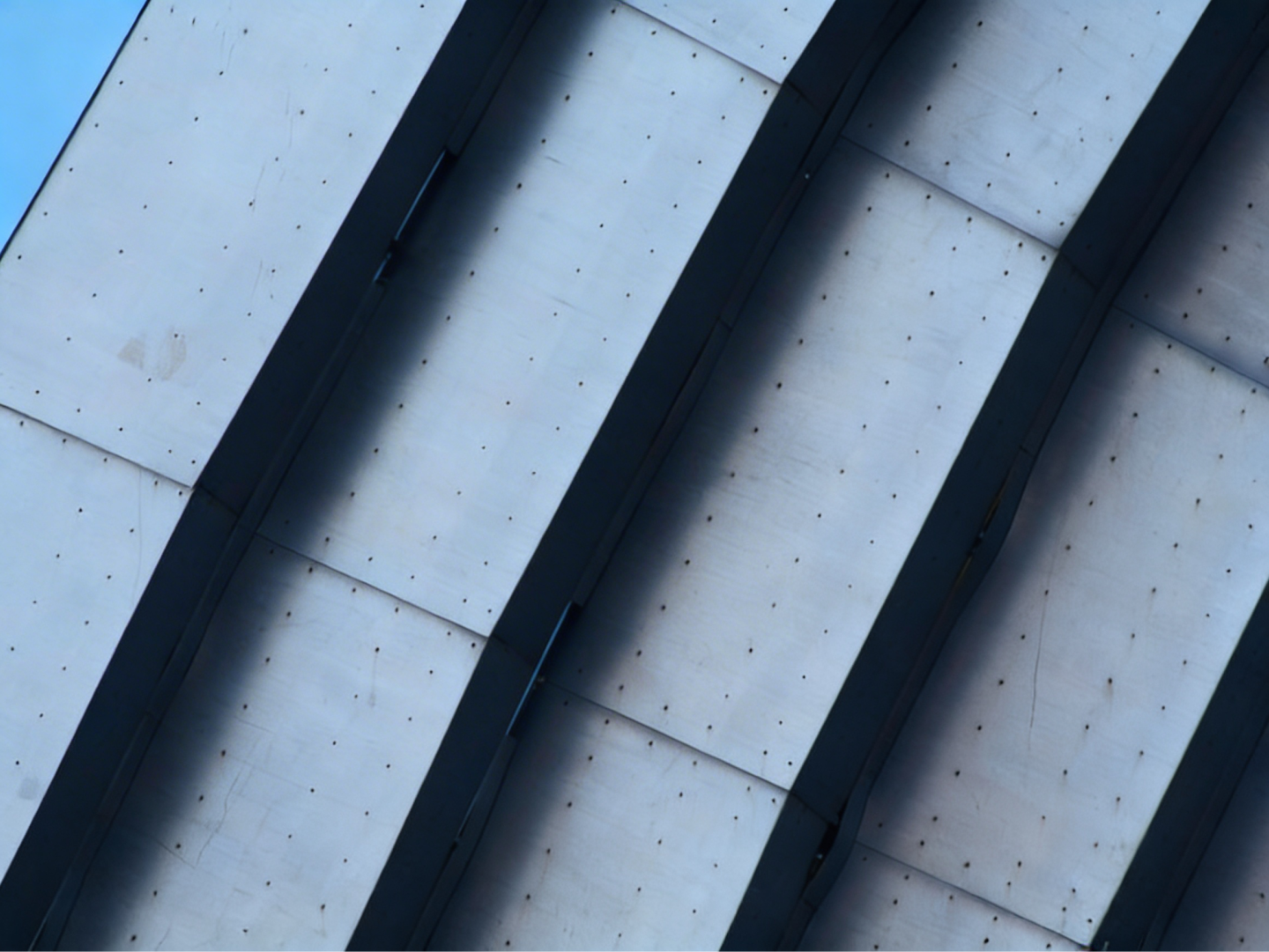 Steel structure with rivets