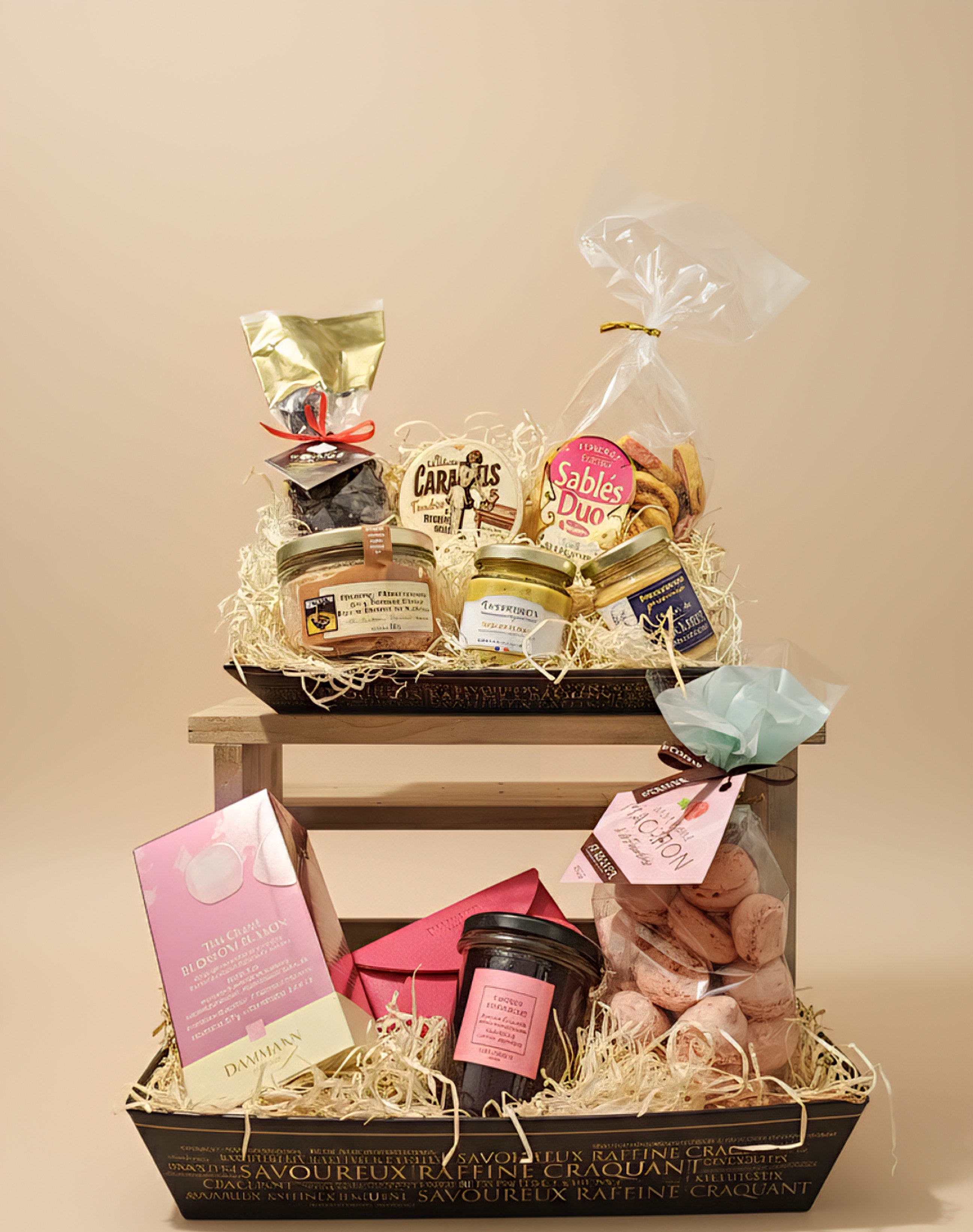 Panier garni personnalisable Maison Lhote : composition cadeau gourmande avec thés Dammann Frères, macarons, sablés et produits du terroir de Tours.