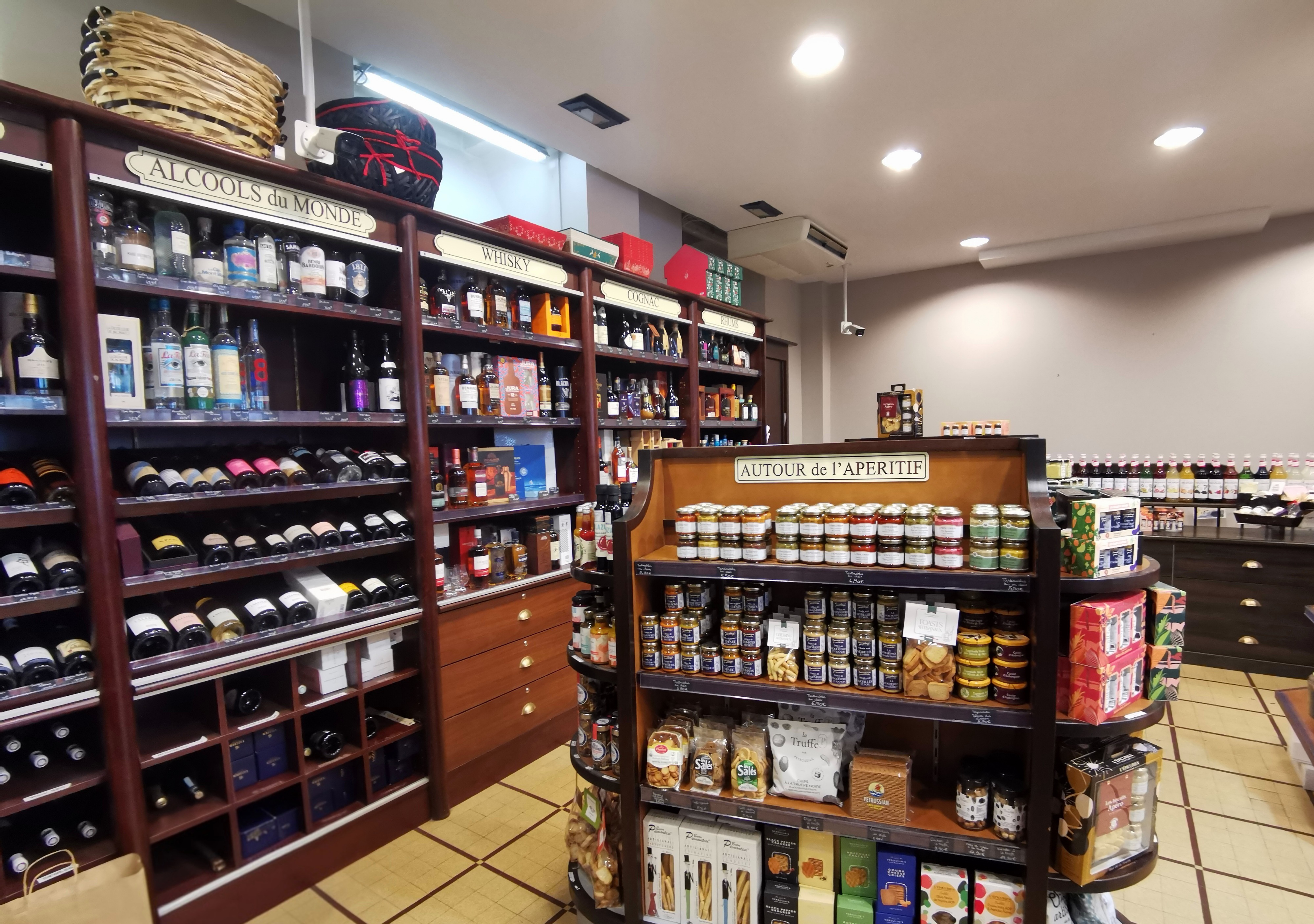 Rayons Vins et Spiritueux de l'épicerie fine Maison Lhote à Tours : large sélection d'Alcools du Monde et présentoir de produits pour l'apéritif.