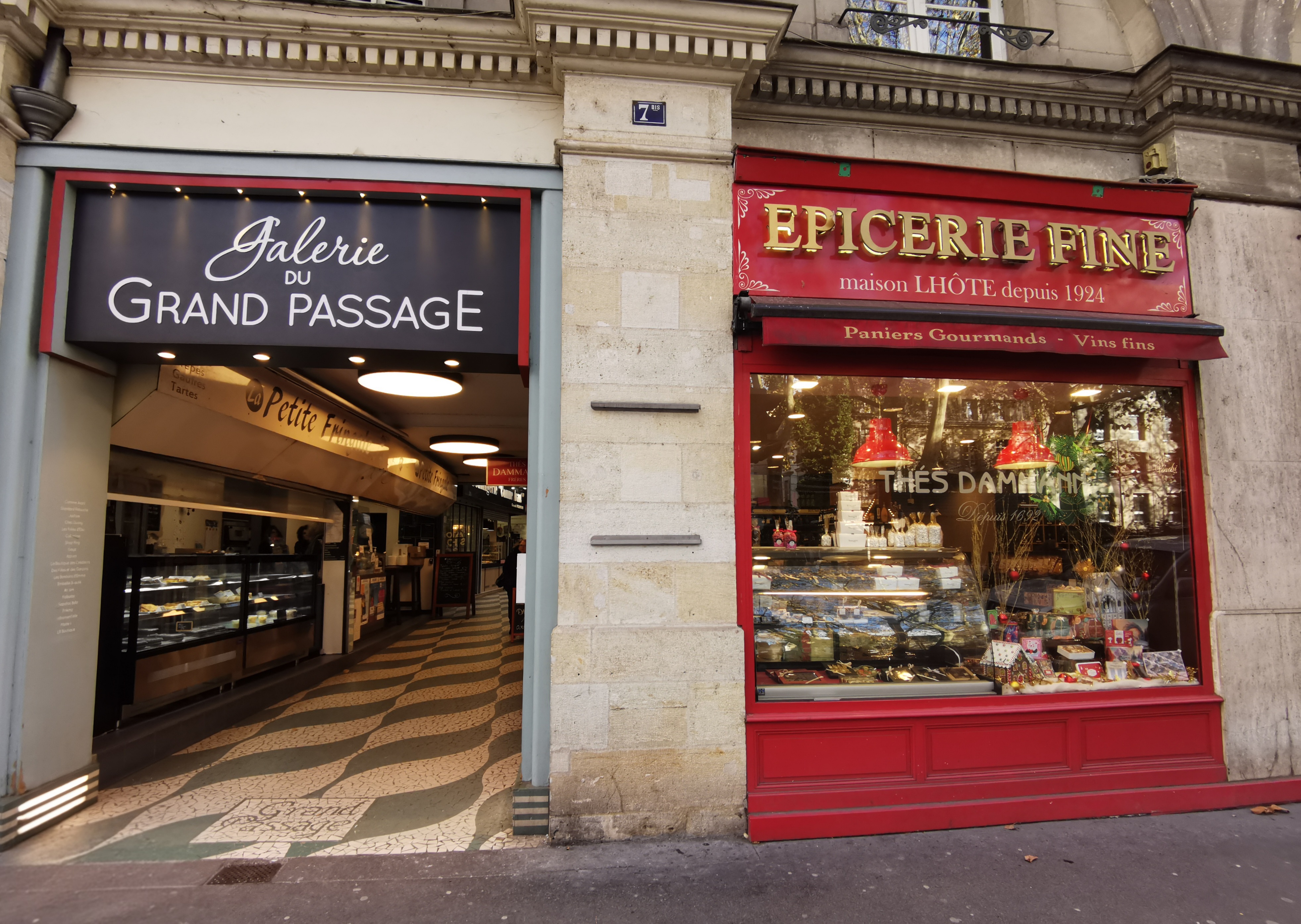 Devanture rouge de l'épicerie fine Maison Lhote située en centre-ville de Tours, Boulevard Heurteloup depuis 1924.