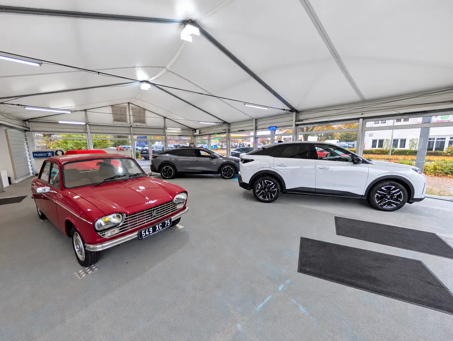 Blick in die Fahrzeugausstellung von Autohaus Lengen