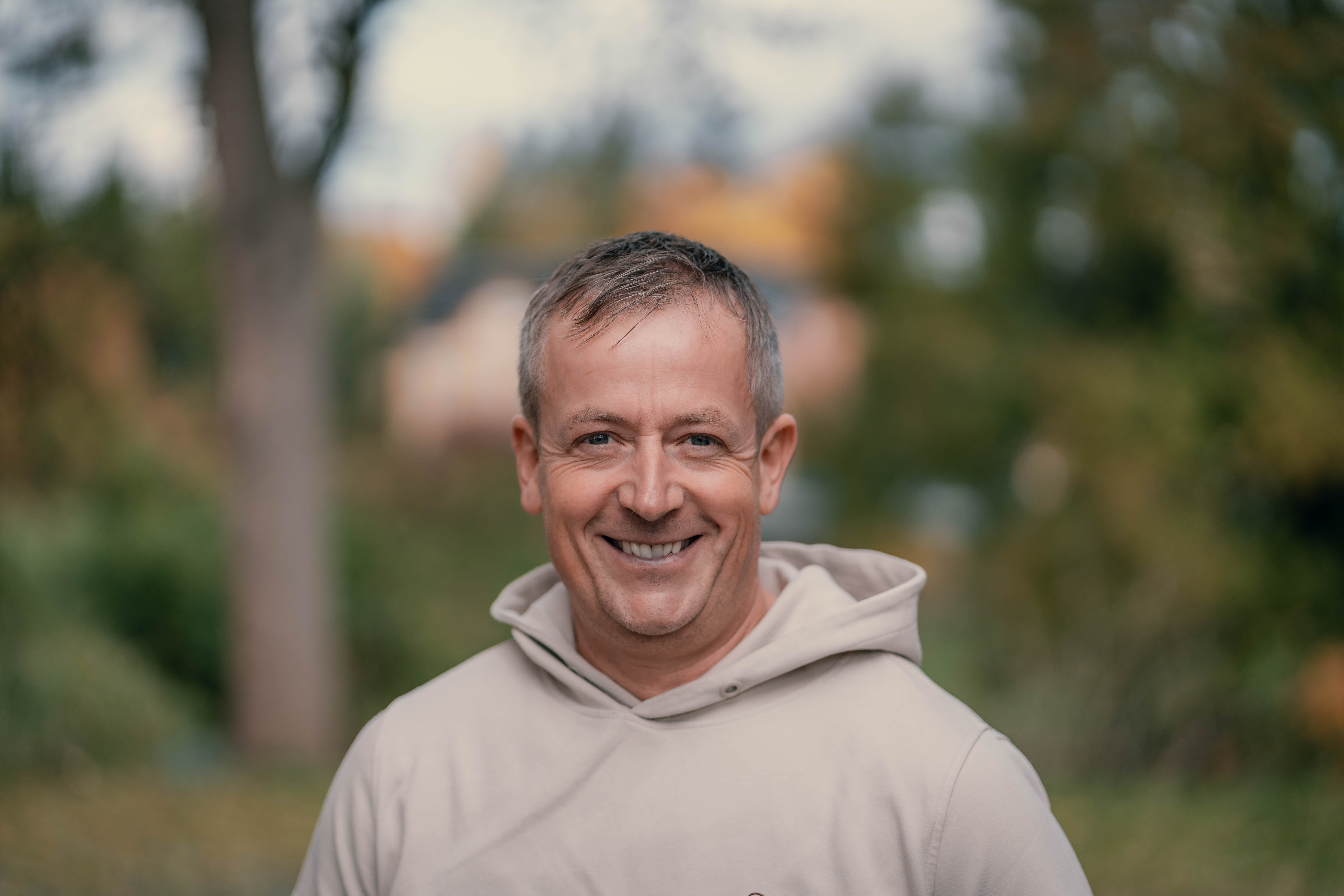 Sympathisches Portrait von Jan, Ihrem Ansprechpartner bei UM Putzerfachbetrieb.