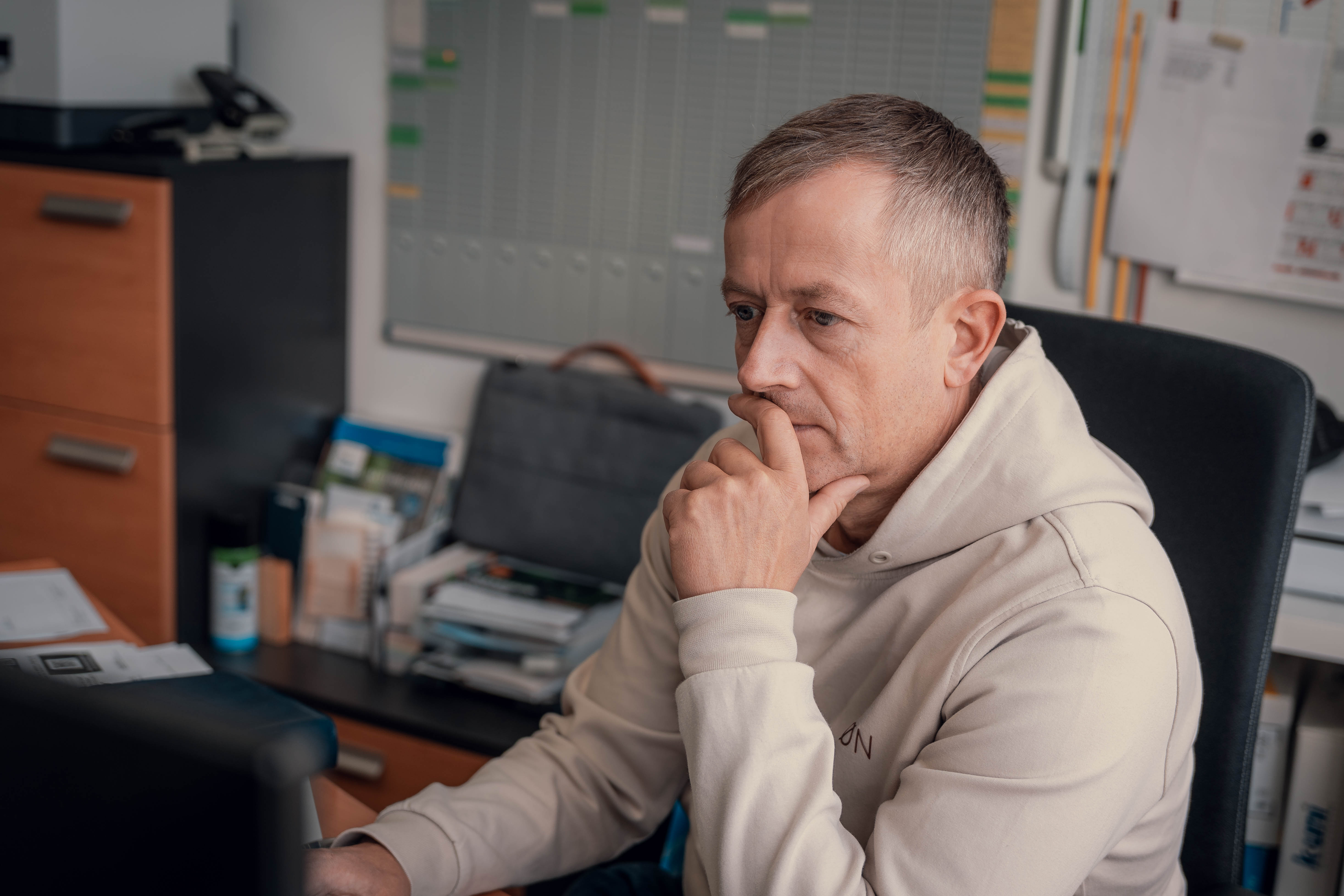 Jan von UM Putzerfachbetrieb bei der Projektplanung und Angebotserstellung im Büro.
