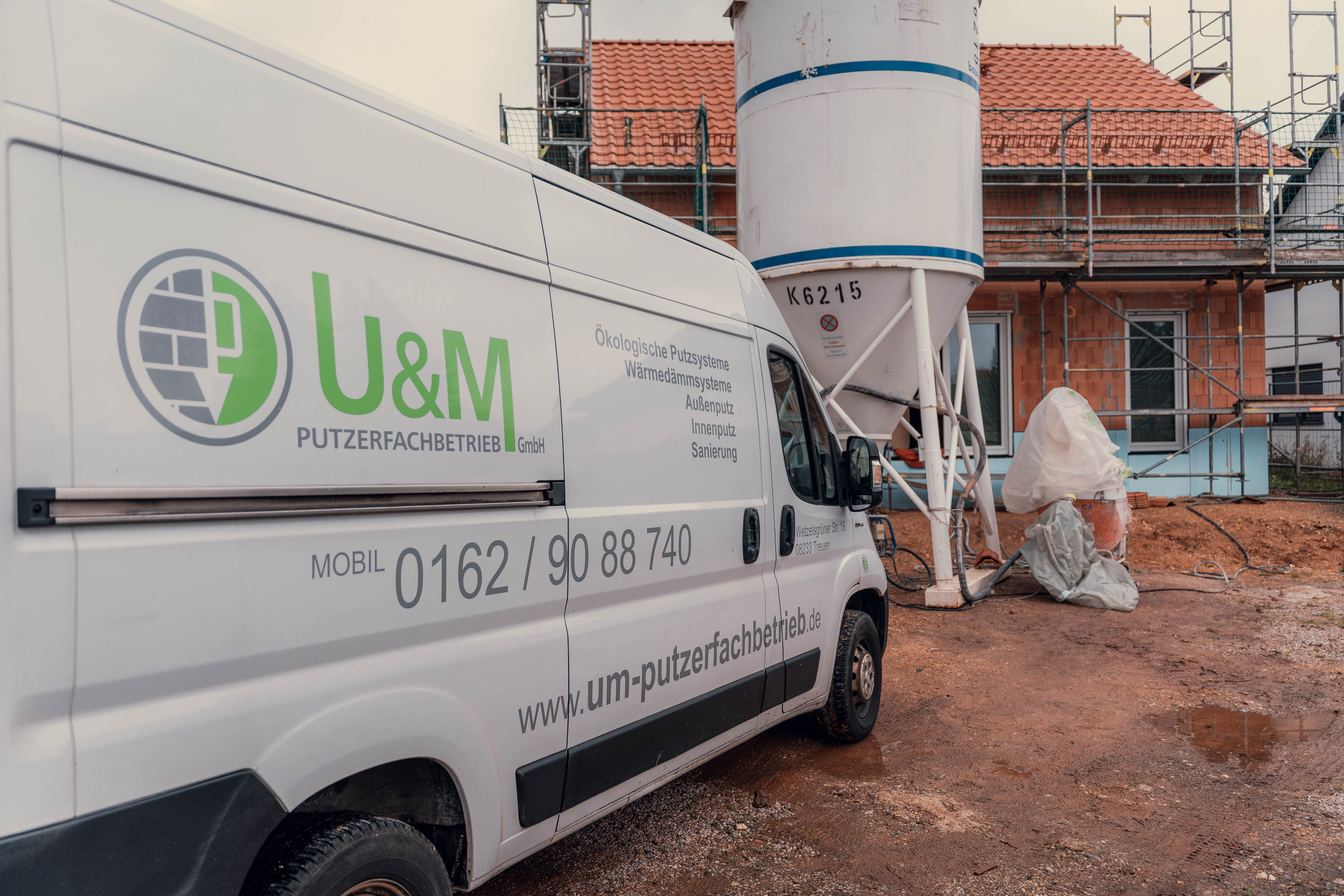 Baustellen-Ausstattung mit Silo und Transporter.