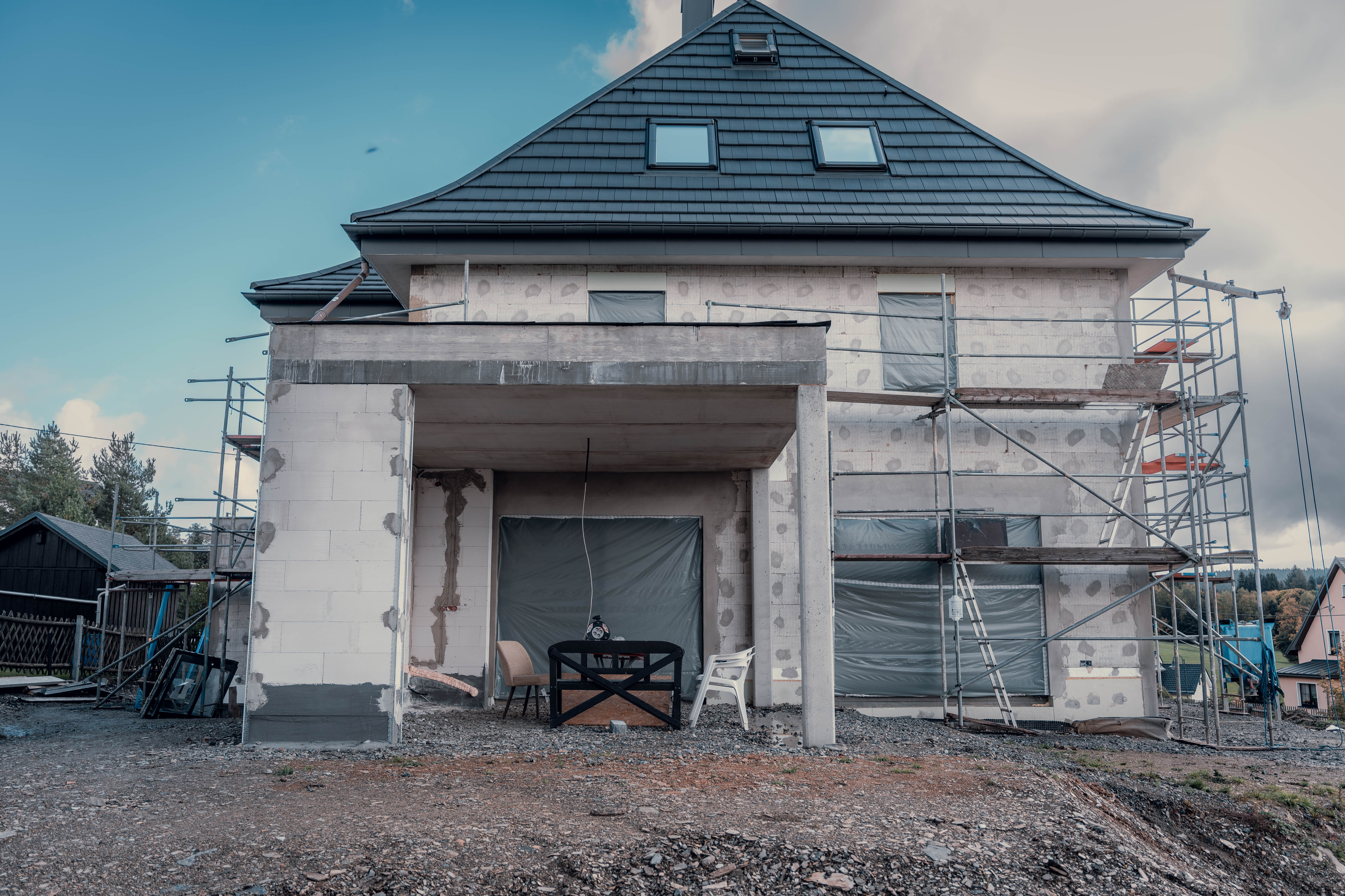 Neubau eines Einfamilienhauses im Rohbau mit Gerüst vor Beginn der Verputzarbeiten.