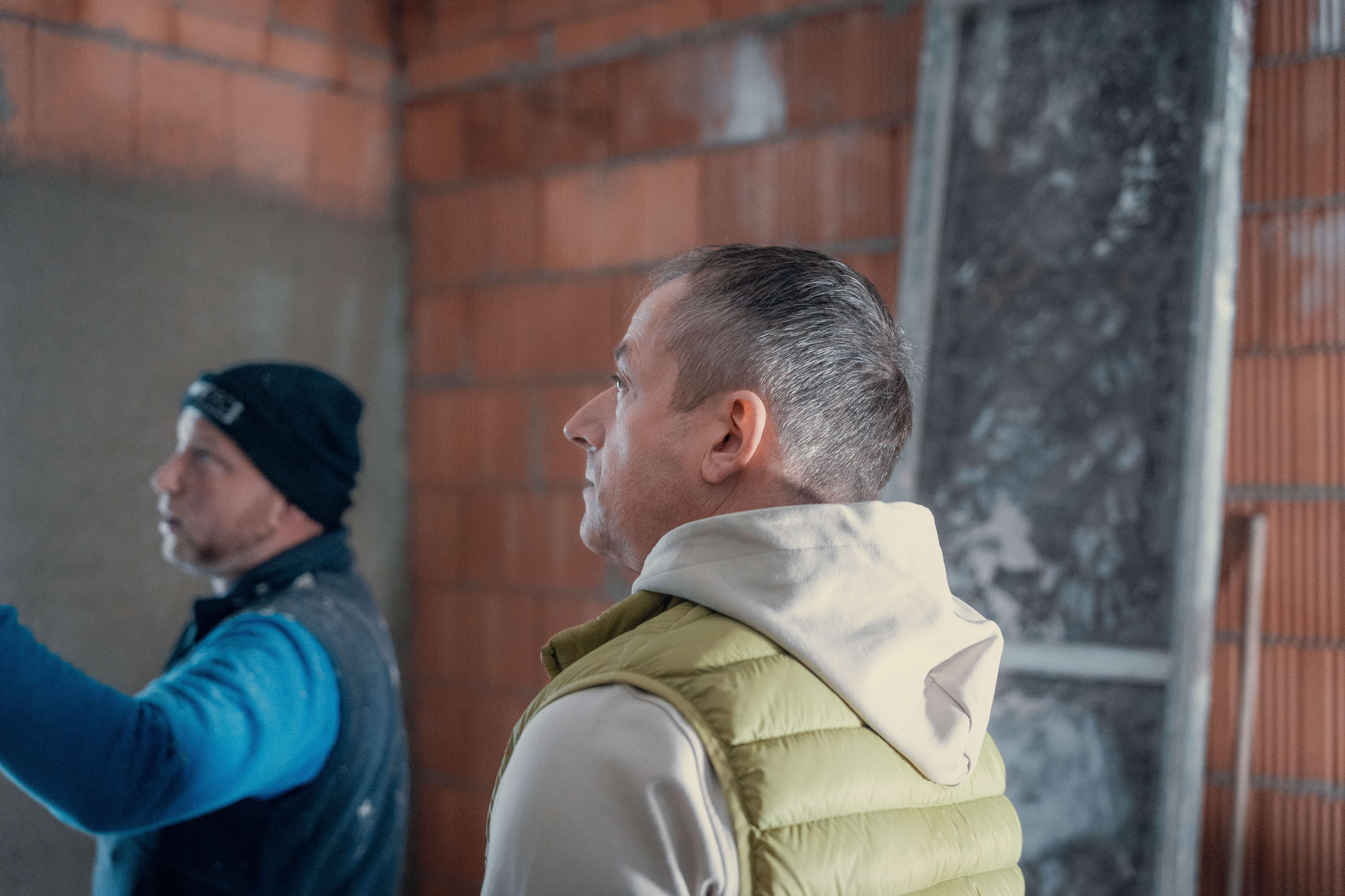 Bauleitung und Team von UM Putzerfachbetrieb bei der Besprechung und Begutachtung auf der Baustelle.
