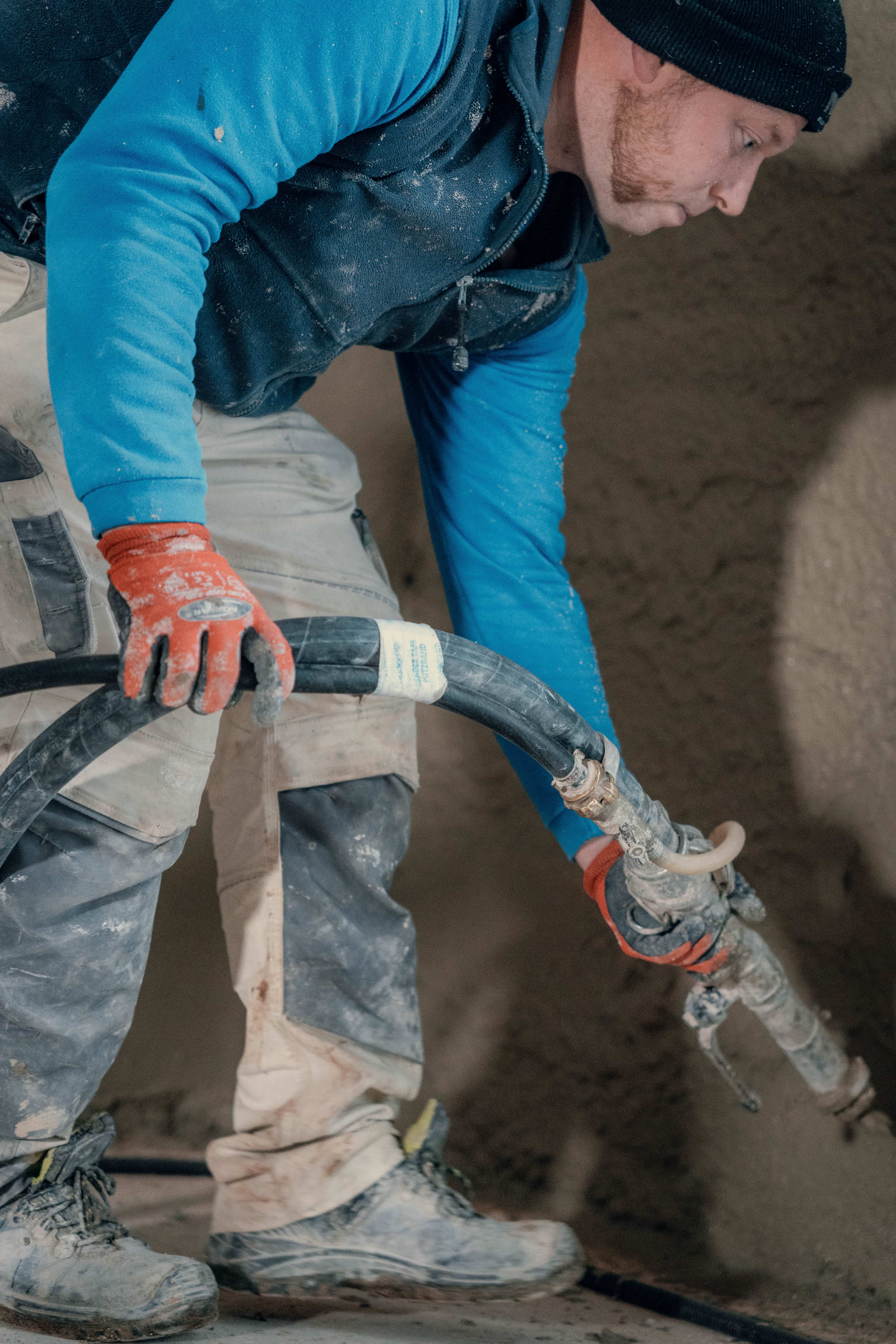 Mitarbeiter vom UM Putzerfachbetrieb beim Auftragen von Maschinenputz auf einer Baustelle im Raum Treuen und Vogtland.