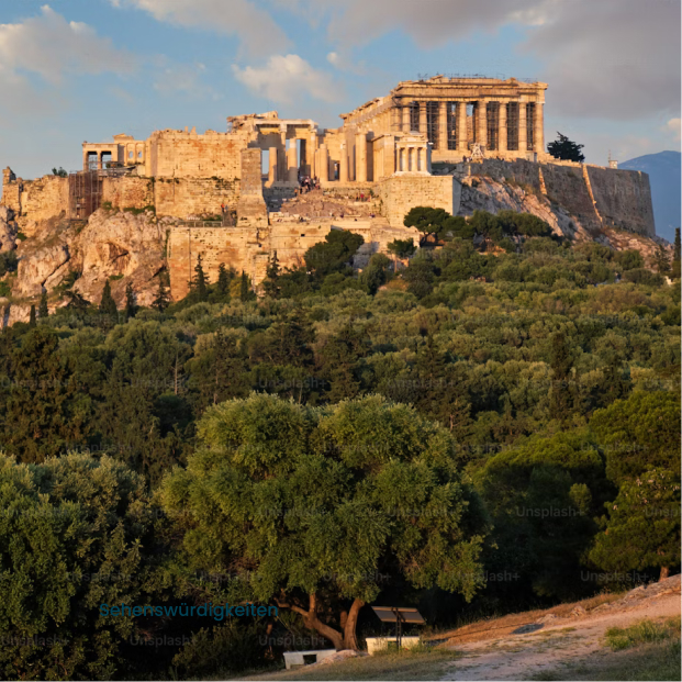 Akropolis von Athen mit antiken Tempeln auf einem felsigen Hügel im Abendlicht.