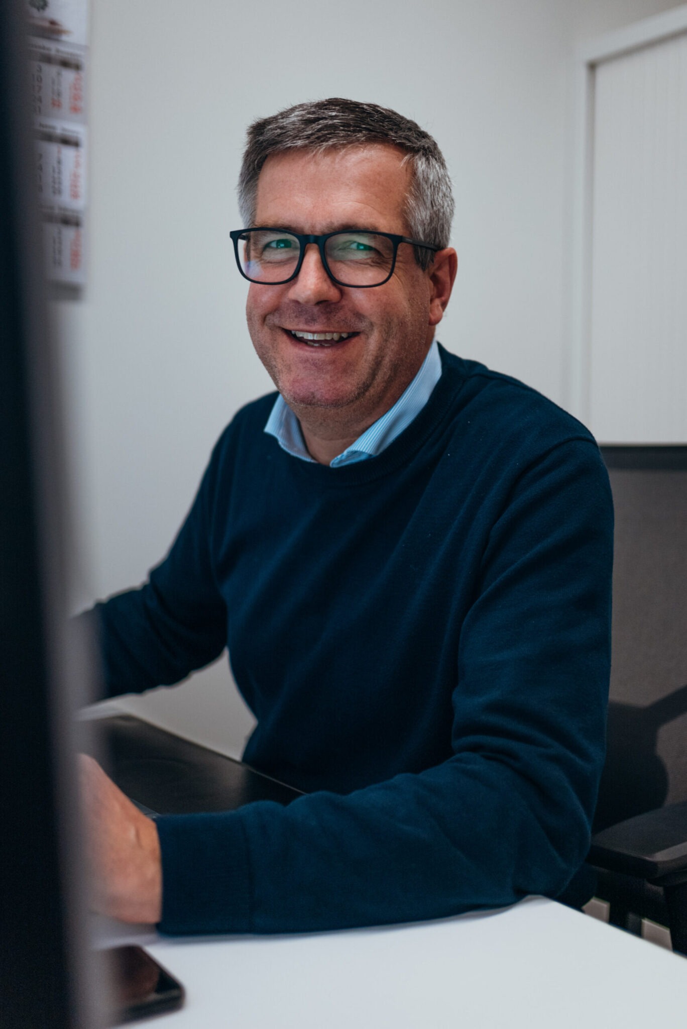 Free Happy multiethnic friends with burgers taking selfie near food truck Stock Photo