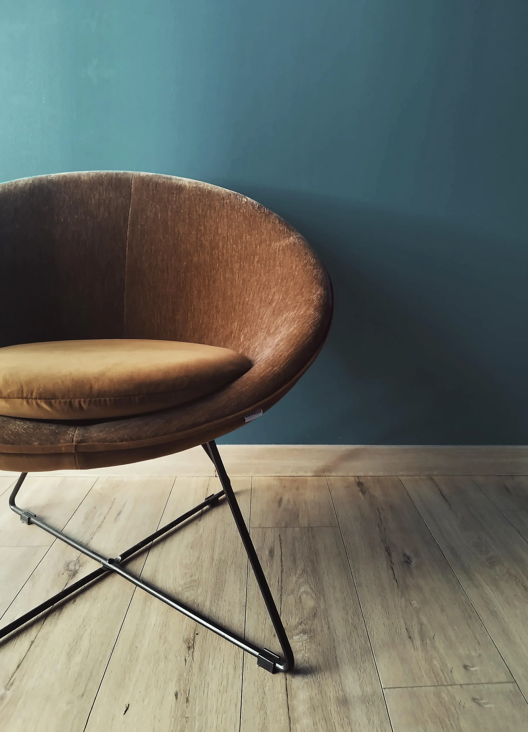 Intérieur contemporain aux tons chaleureux, illustrant un projet d’aménagement et de décoration intérieure pour un espace de vie privé.