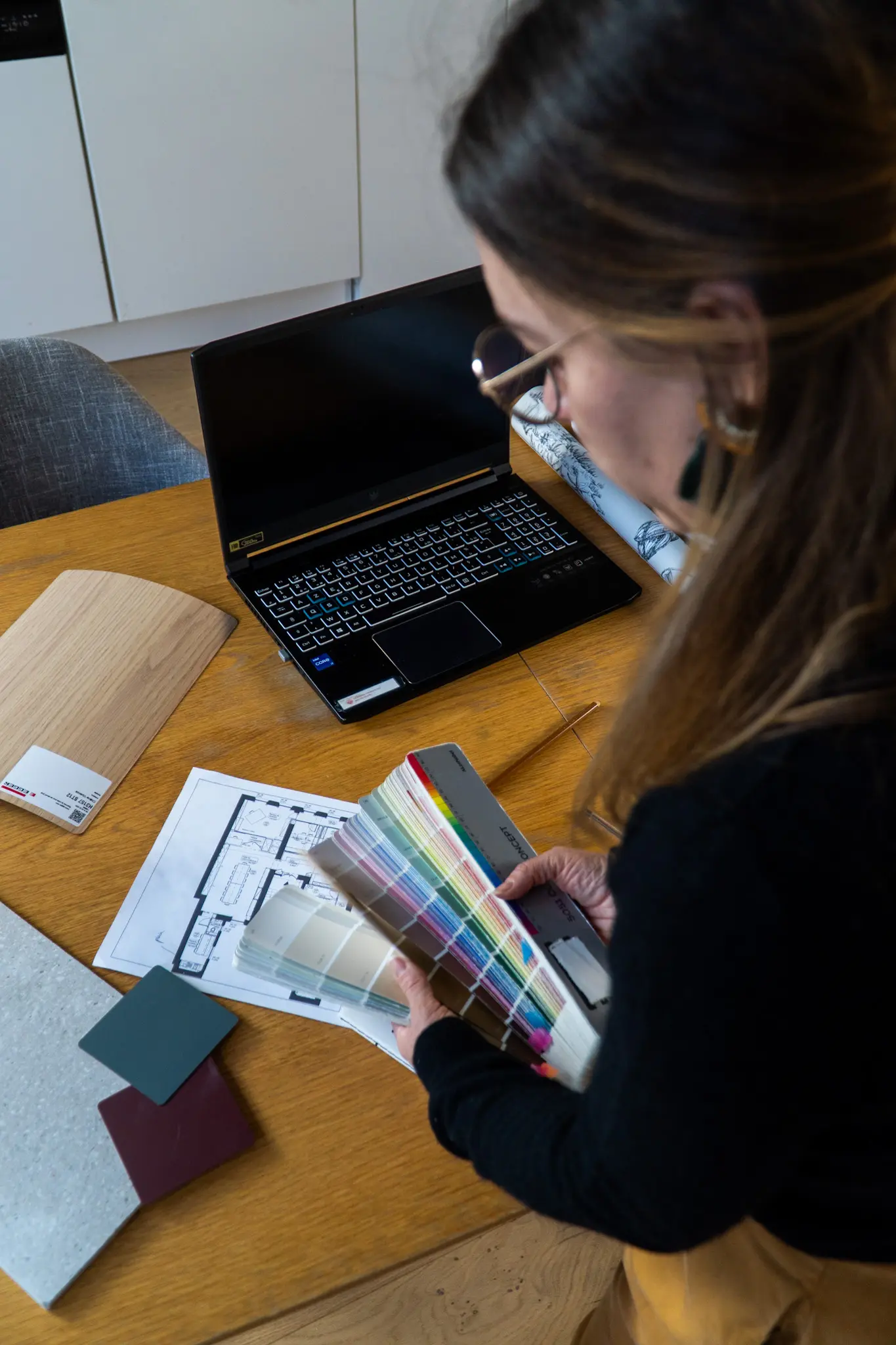 Séance de coaching individuel en architecture d’intérieur avec analyse de plans et choix de couleurs.