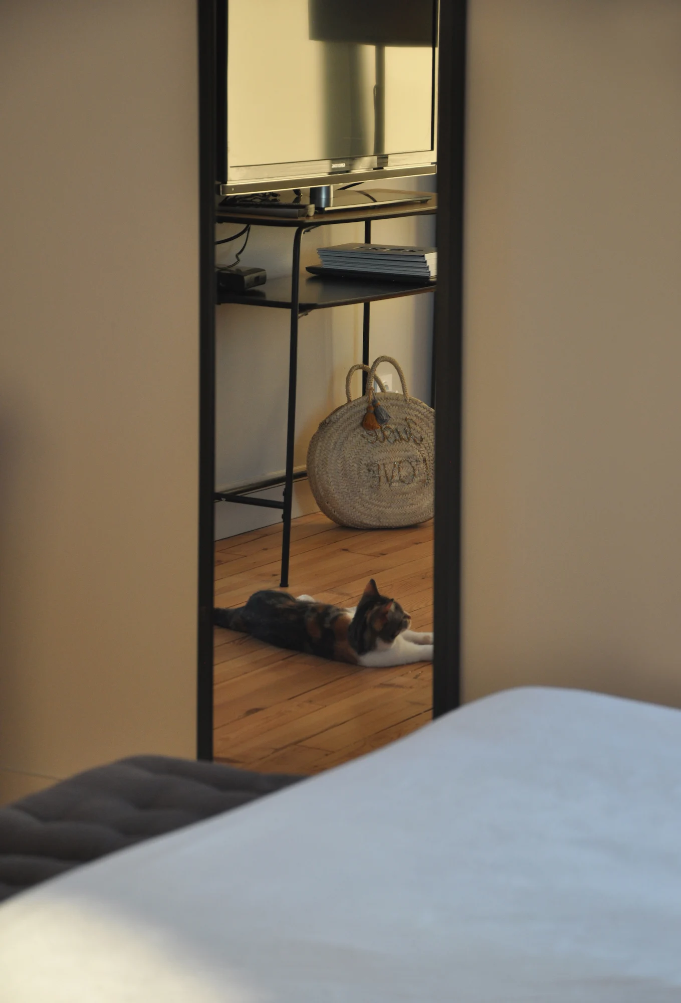 Reflet du coin nuit dans le miroir.