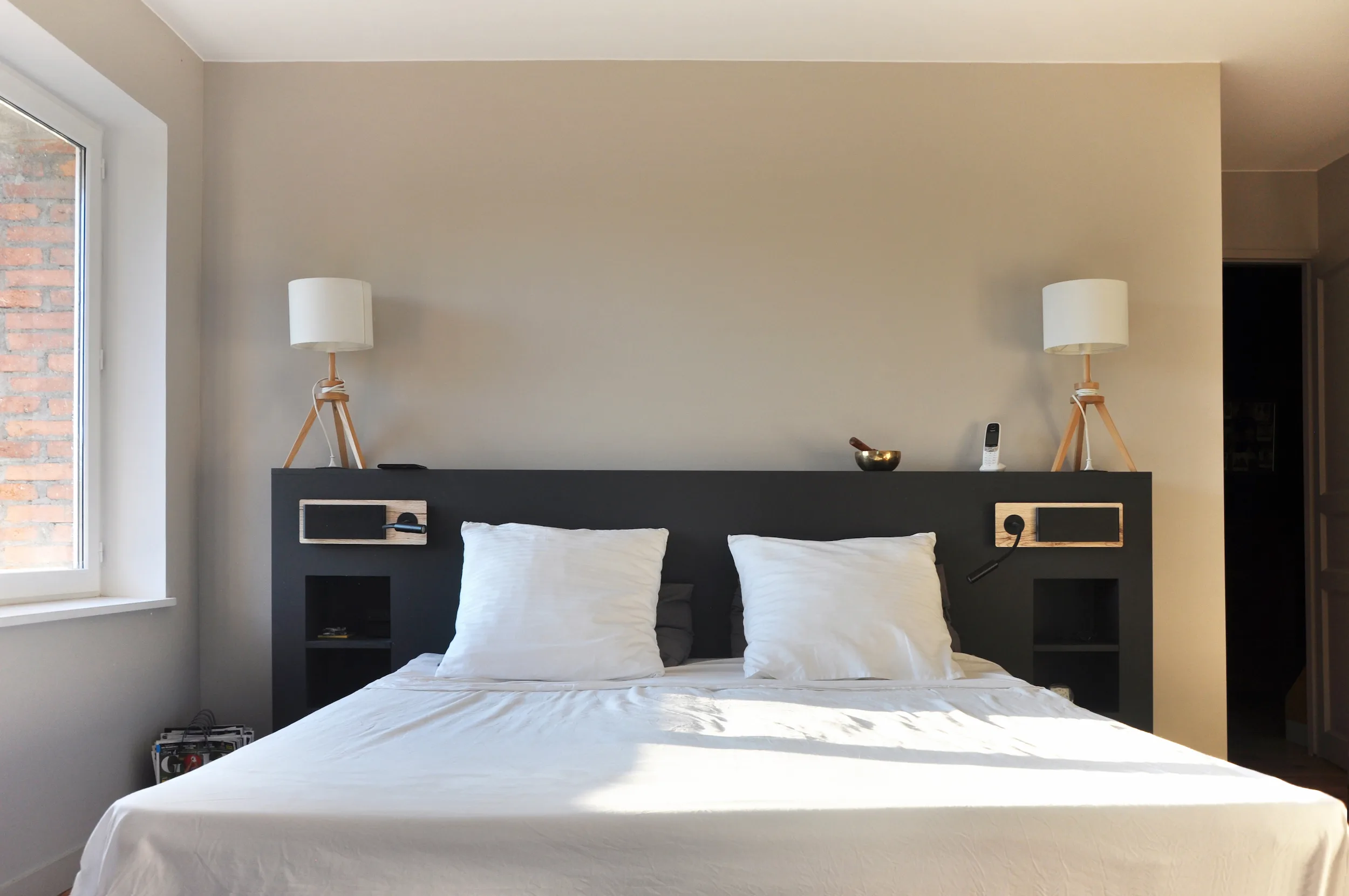 Lit double avec tête de lit graphique et éclairage symétrique intégré