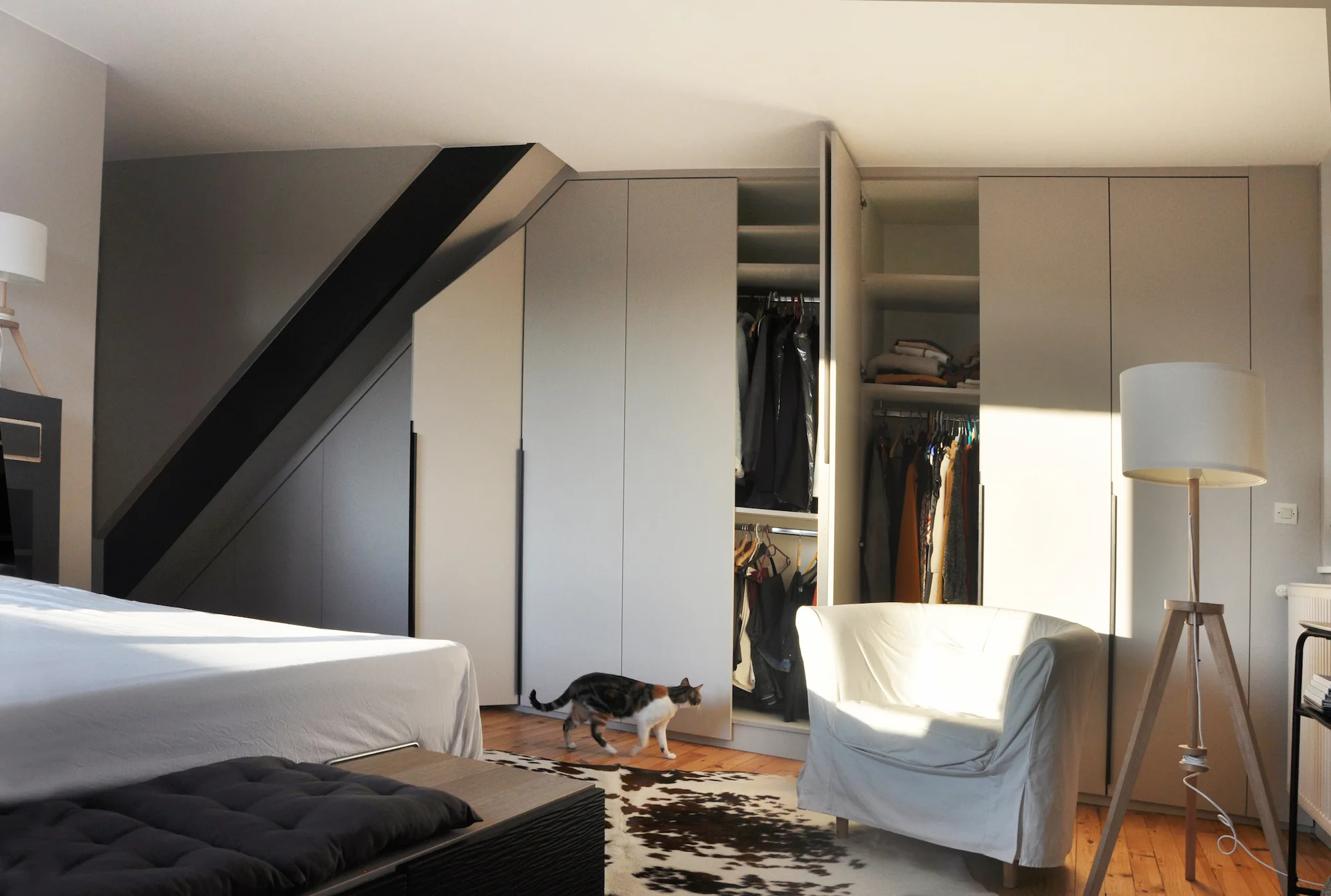 Suite parentale lumineuse avec dressing ouvert et aménagements sur-mesure