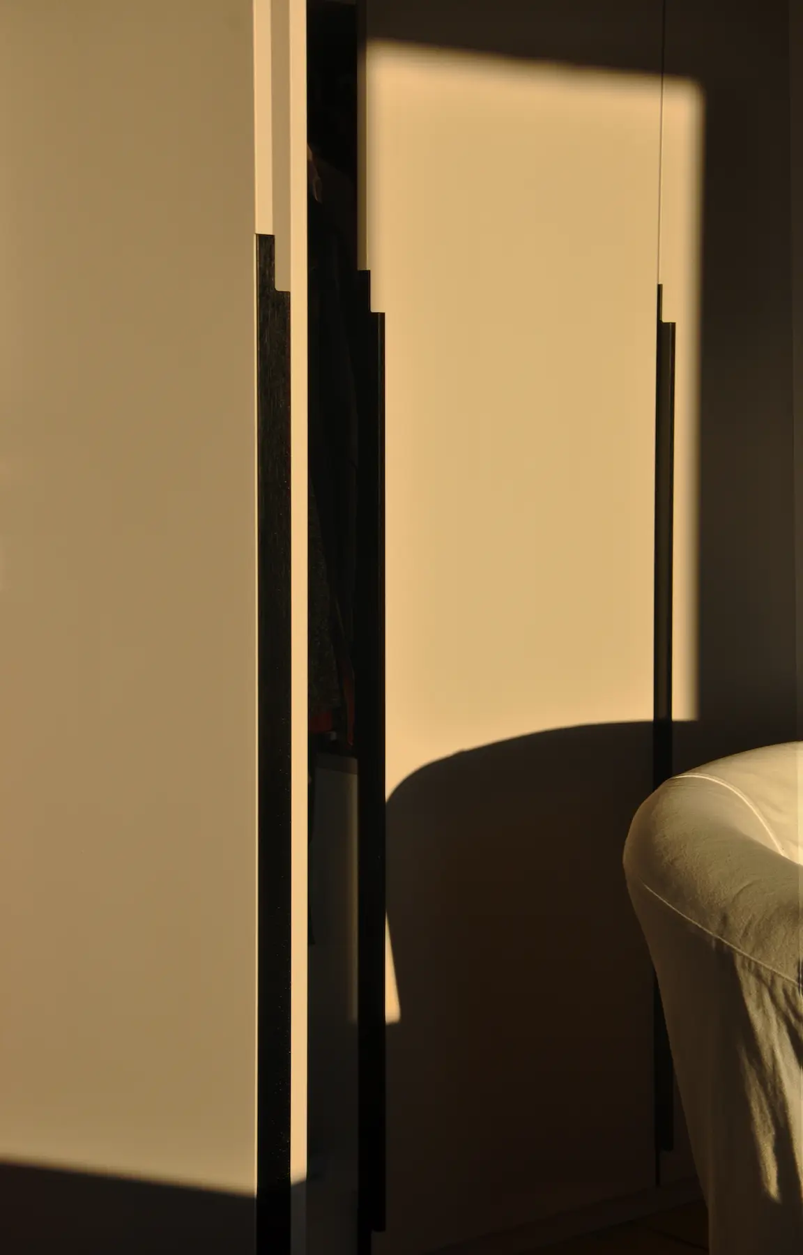 Jeu d’ombres sur les portes d’un dressing moderne aux lignes verticales marquées