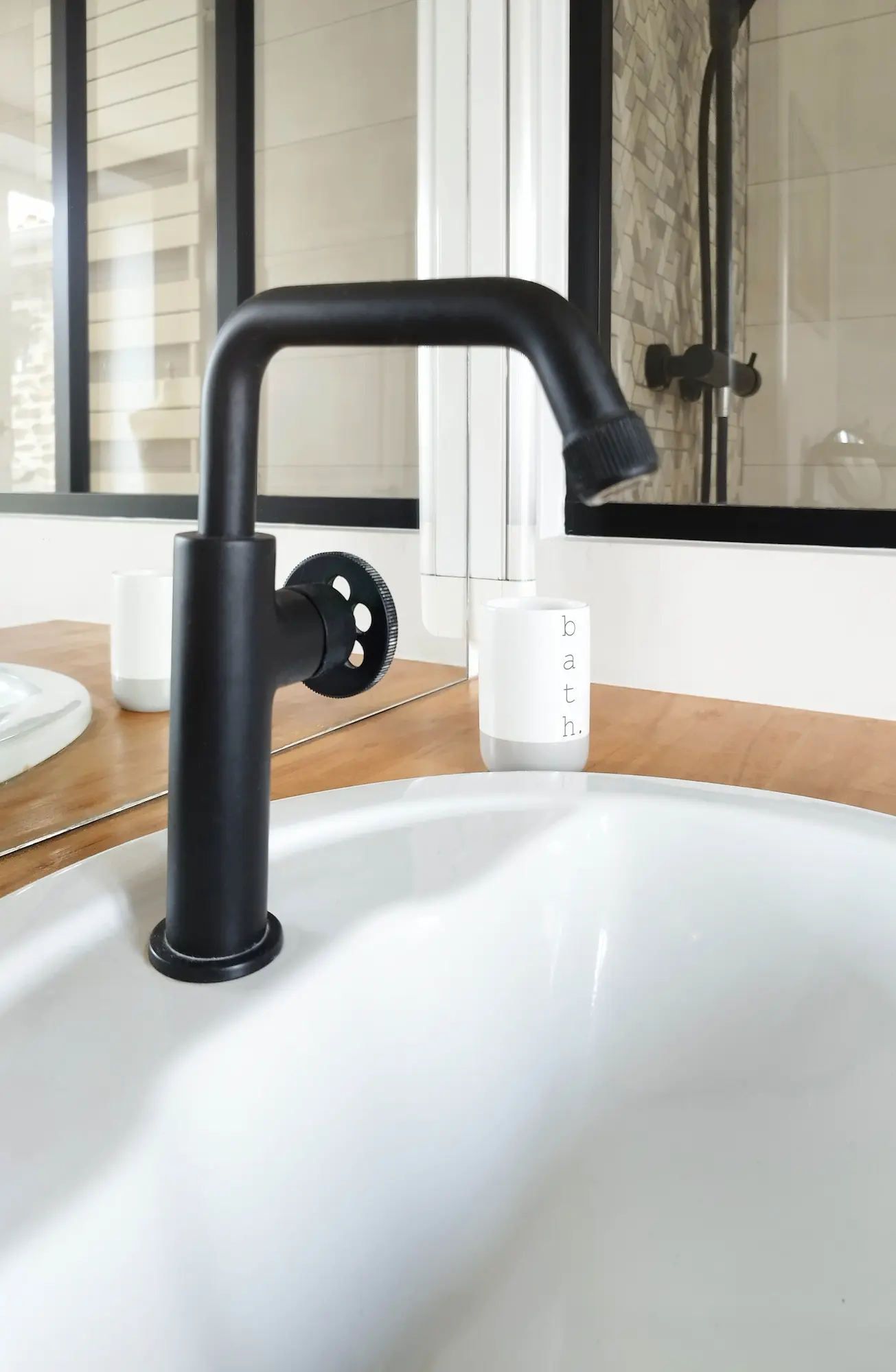 Robinet noir contemporain installé par l’agence Jiwa.A dans la suite parentale rénovée par Valentine Bourdier.