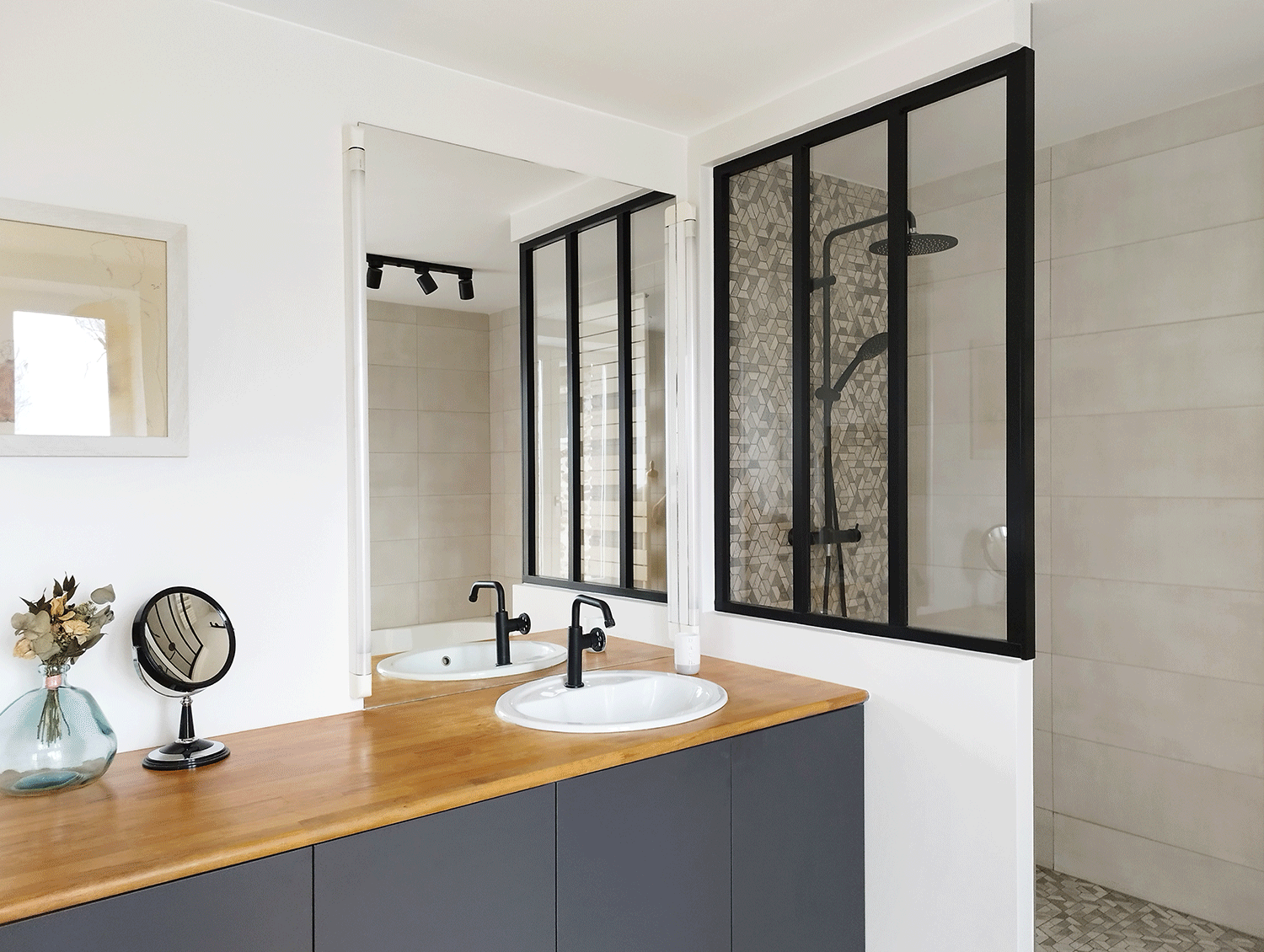 Salle de bain contemporaine avec verrière et plan vasque en bois.