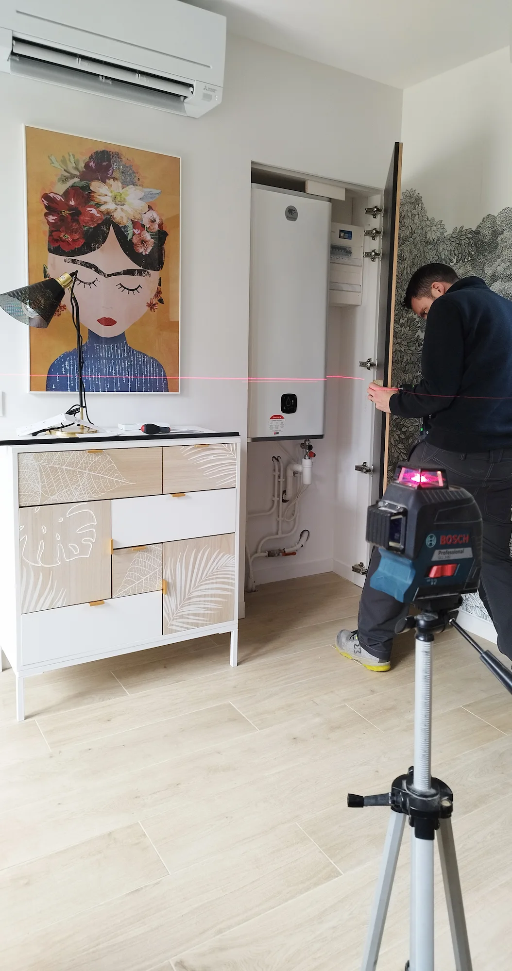 Mesure du futur espace technique à l’aide d’un laser lors de l’aménagement de l’extension.