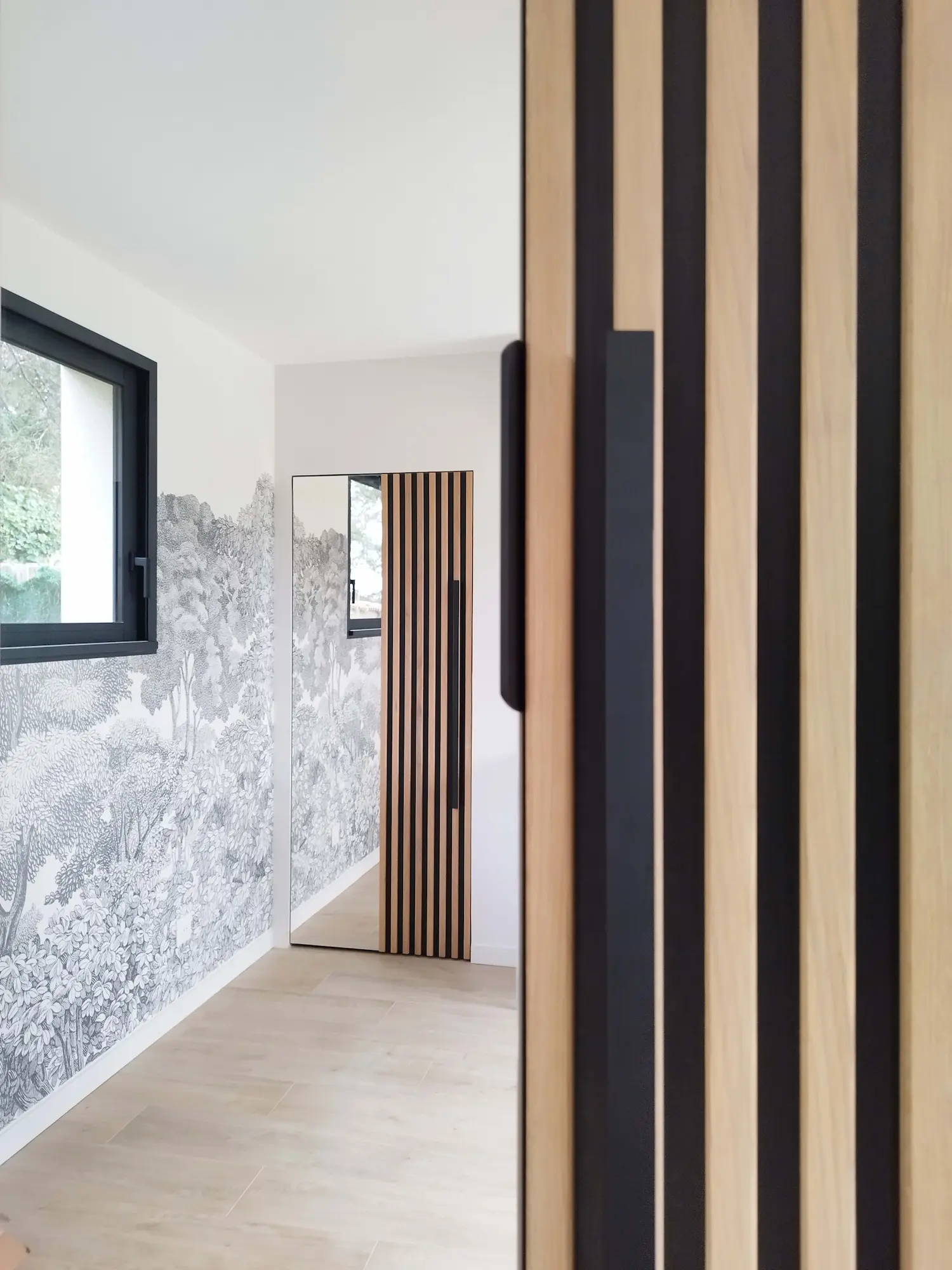 Détail du claustra bois et miroir dans l’extension fraîchement aménagée.