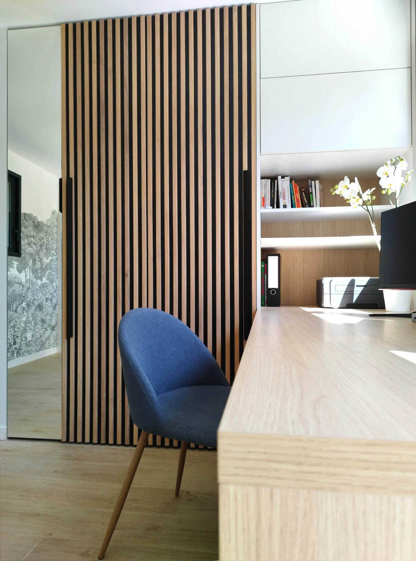 Bureau en bois clair et claustra vertical sur mesure.