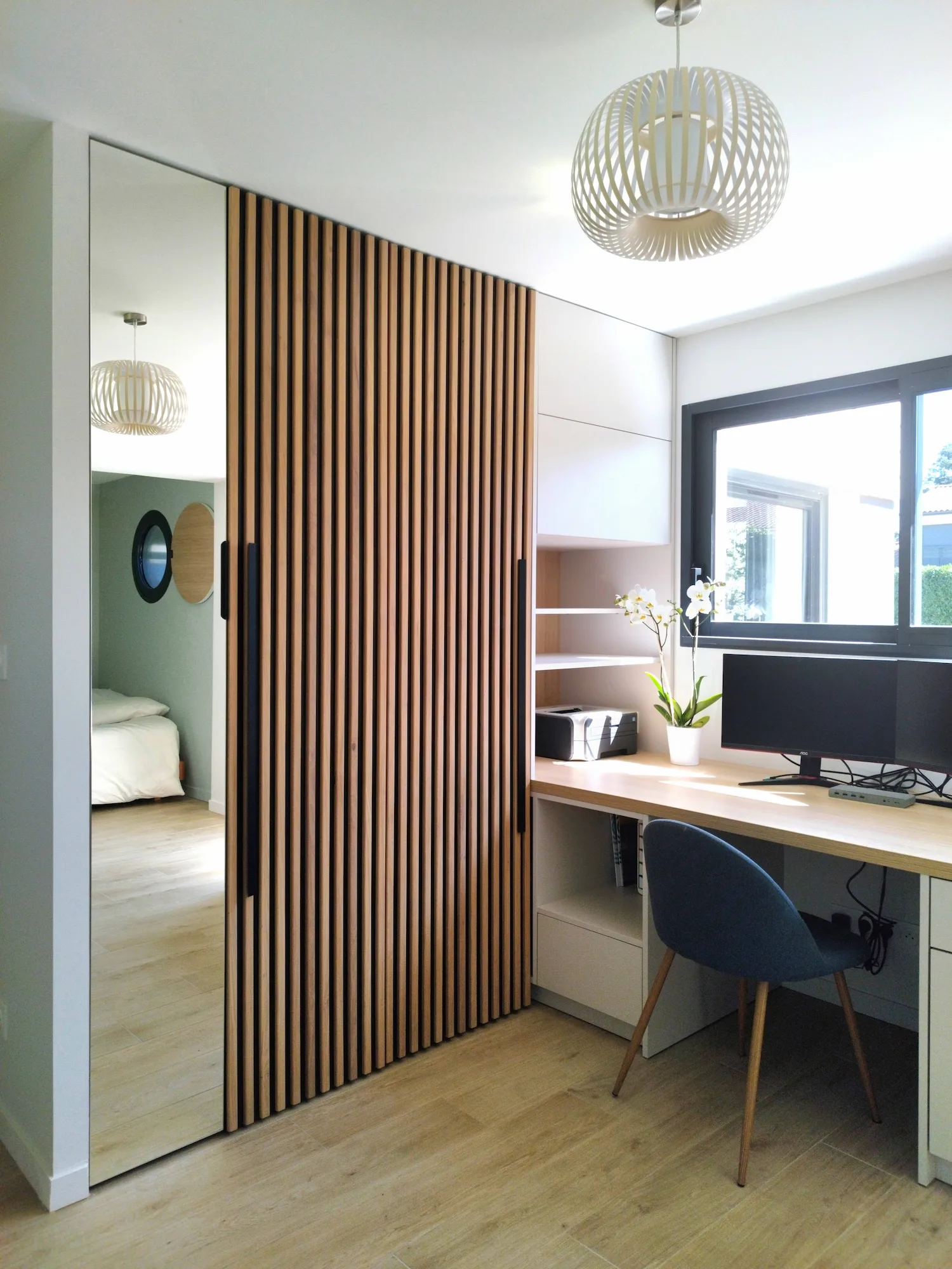 Aménagement d’un espace bureau avec cloison ajourée en bois.