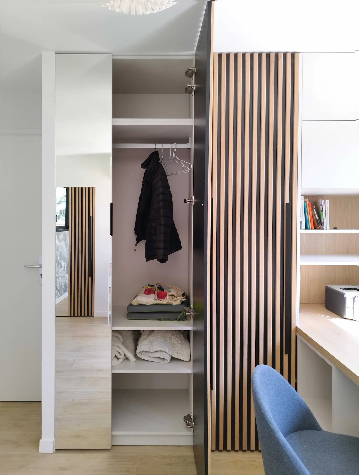 Dressing ouvert avec façade miroir et panneaux bois sur mesure, conçu par Jiwa.A dans l’extension.