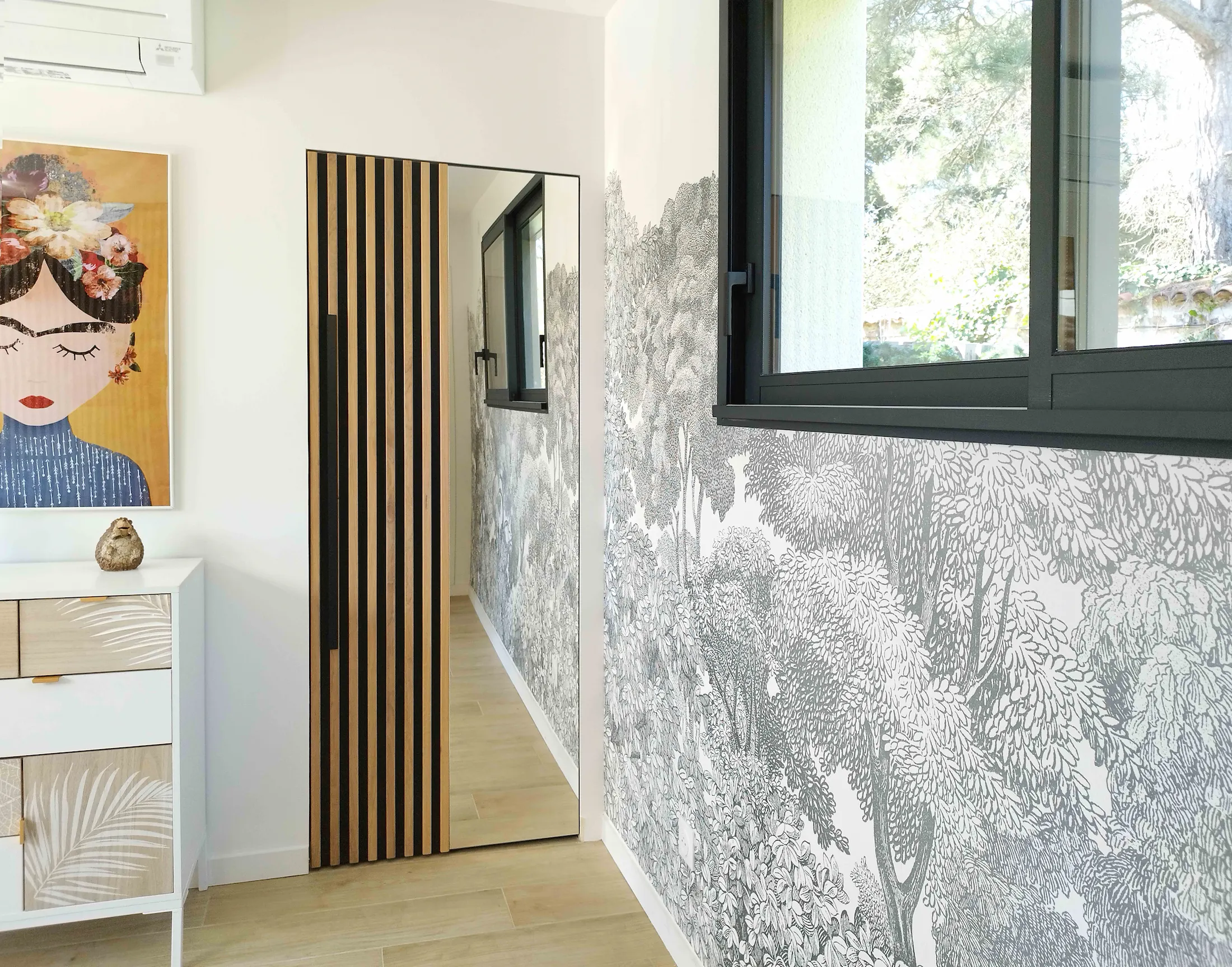 Miroir pleine hauteur et claustra bois réalisés sur mesure dans le projet d’extension signé Jiwa.A