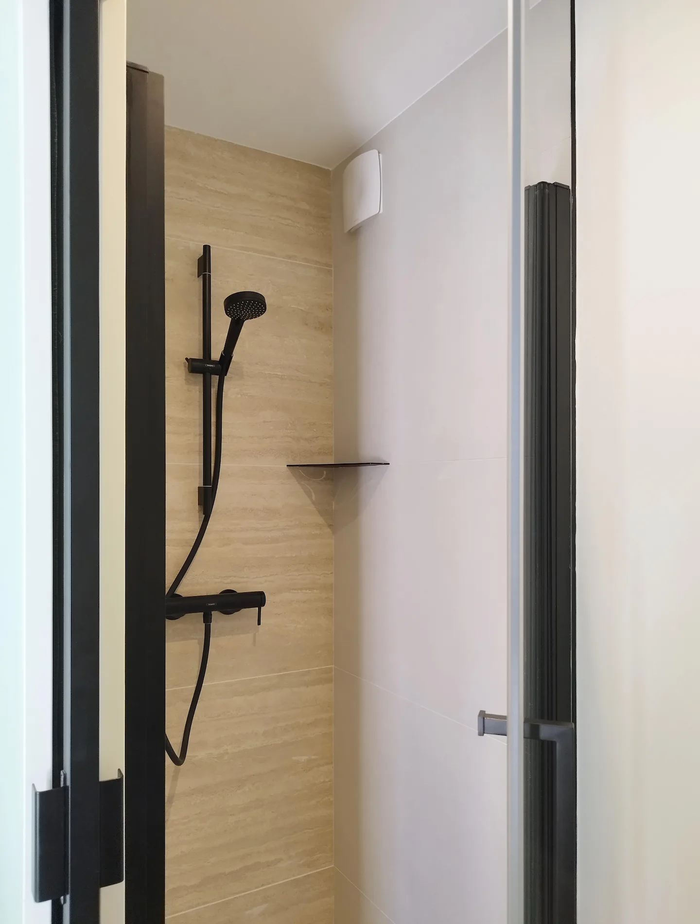 Douche au design minimaliste, intégrée dans la nouvelle salle d’eau de l’extension par Valentine Bourdier.