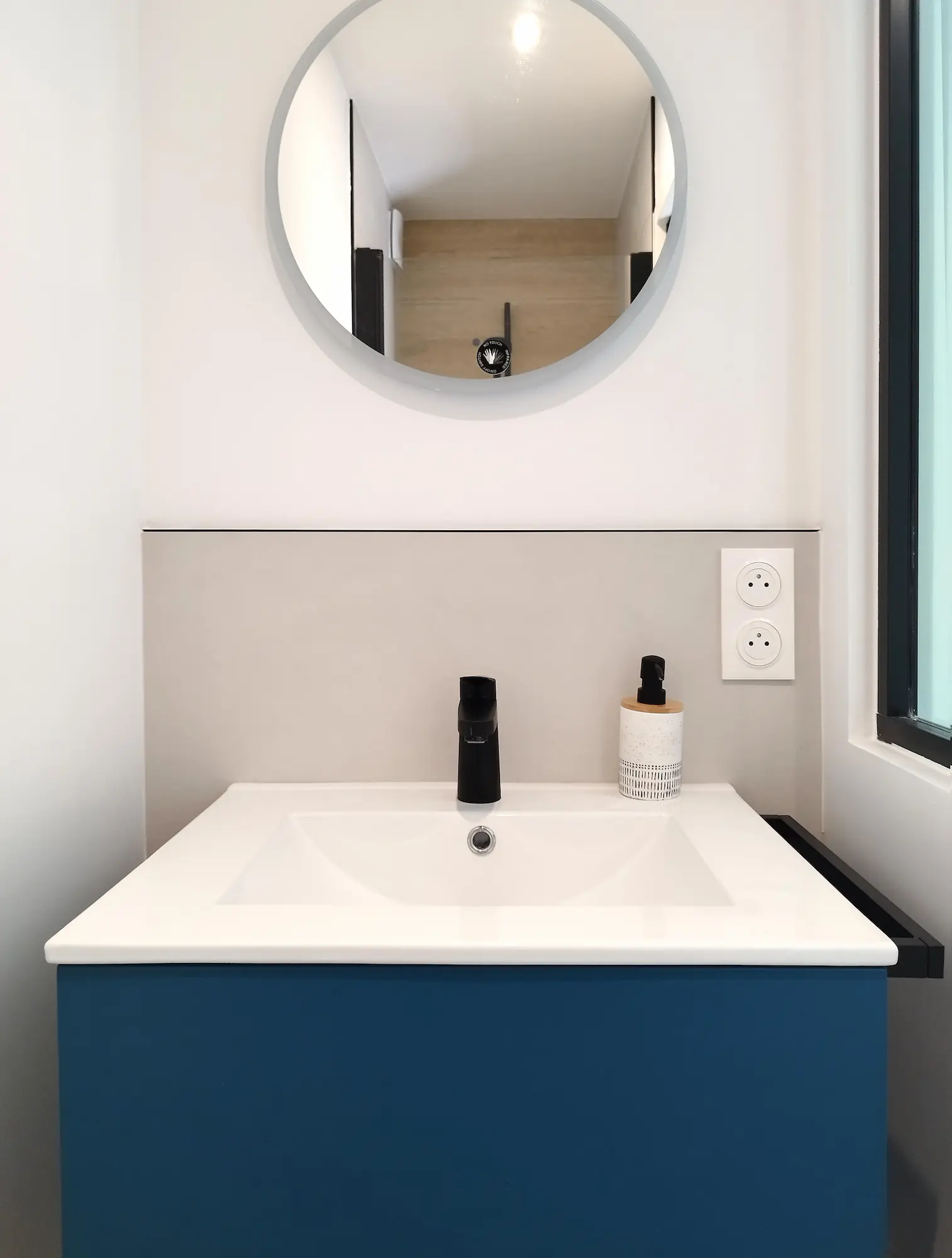 Meuble vasque bleu et miroir rond créés pour la salle d’eau de l’extension imaginée par Jiwa.A