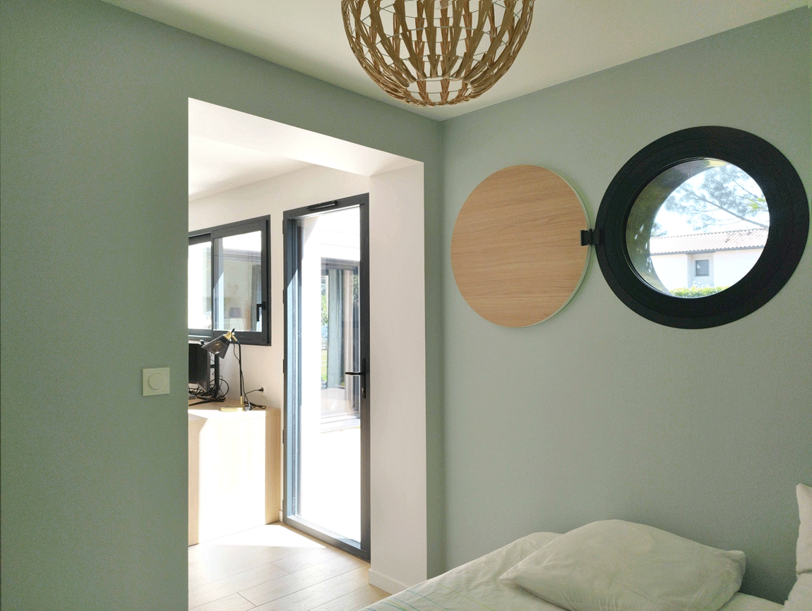 Vue depuis la chambre vers le bureau, baignée de lumière naturelle dans l’extension