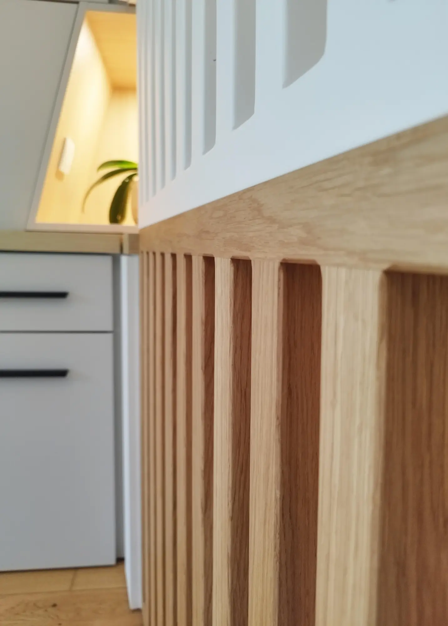 Détail du meuble sur mesure mêlant blanc et bois, conçu par Jiwa.A.