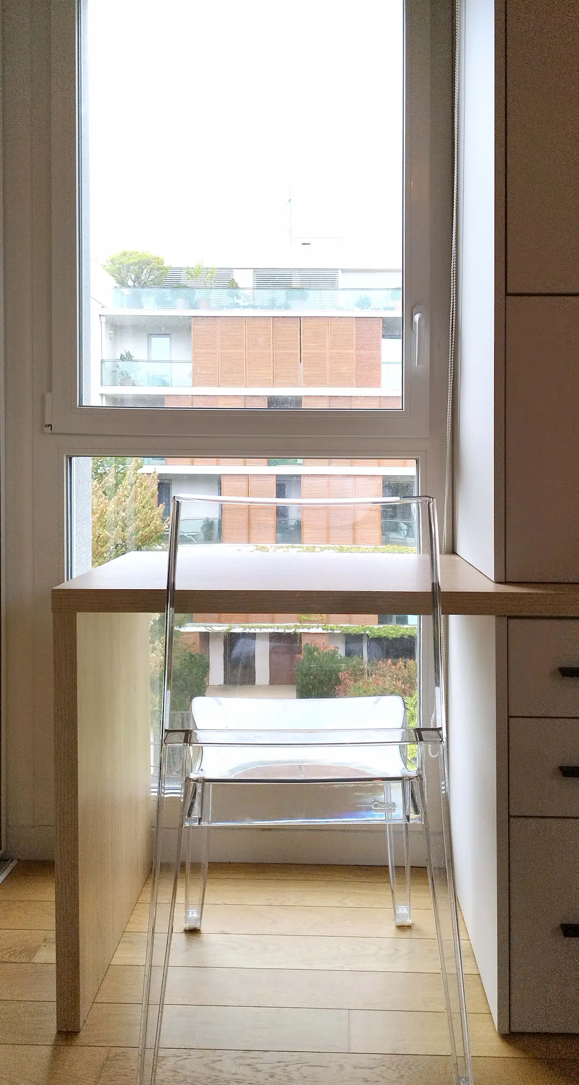 Petit bureau intégré sous une fenêtre